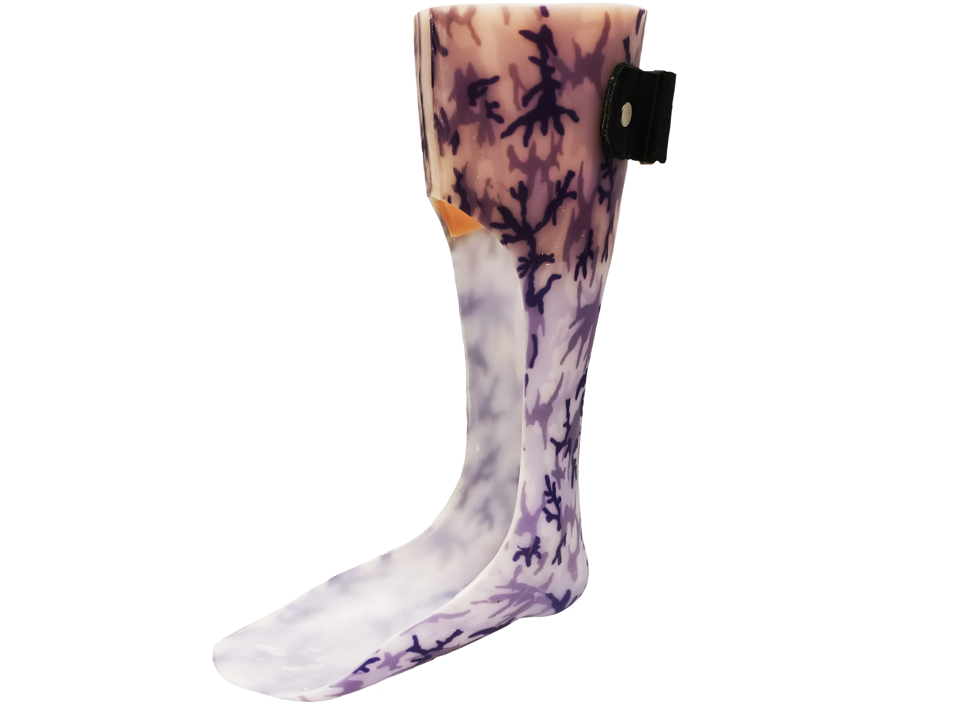 Zdjęcie ortezy DAFO. Wykonana z tworzywa orteza składa się z części podeszwowej oraz części obejmującej podudzie z tyłu na całej jego długości. 
