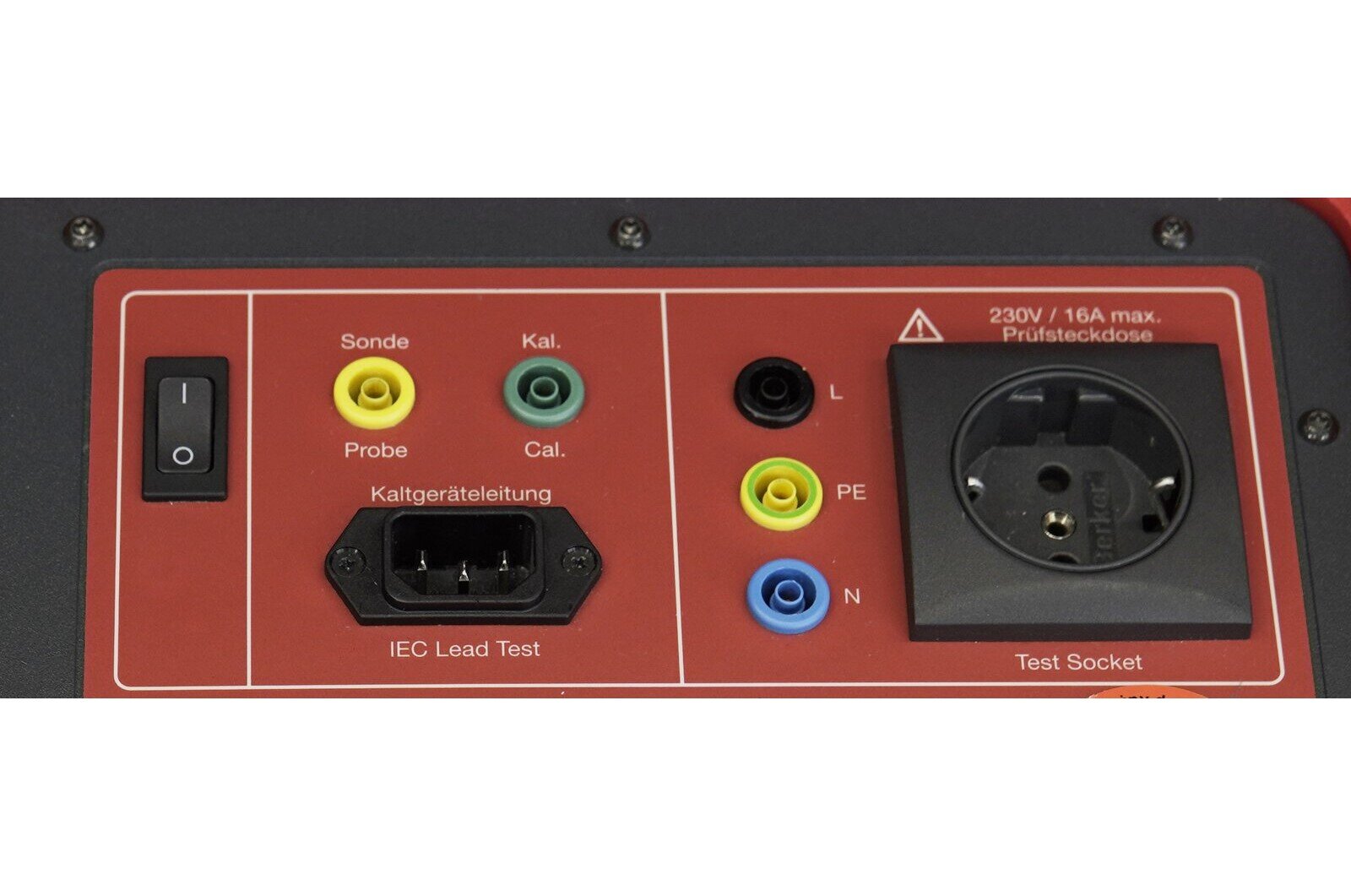 Zdjęcie przedstawia zbliżenie na gniazda do podłączenia innych urządzeń znajdujące się w mierniku bezpieczeństwa elektrycznego. Gniazda mają różne kształty i kolory. 