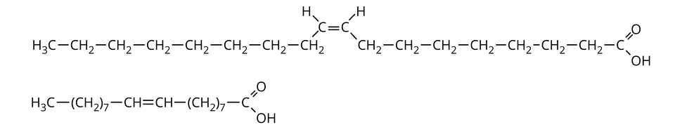 Na ilustracji ukazano dwa wzory grupowe, jeden pod drugim. Pierwszy wzór składa się z grupy H indeks dolny, trzy, koniec indeksu dolnego, C, od której odchodzi wiązanie pojedyncze w prawo do grupy C H indeks dolny, dwa, koniec indeksu dolnego. Dalej znajduje się jeszcze sześć grup C H indeks dolny, dwa, koniec indeksu dolnego połączonych wiązaniami pojedynczymi. Od ostatniej z nich odchodzi wiązanie pojedyncze na ukos w górę do atomu węgla C. Od niego odchodzą dwa wiązania: pojedyncze na ukos w lewo do atomu wodoru H i podwójne w prawo do atomu węgla C. Od niego odchodzą dwa wiązania pojedyncze: na ukos w prawo do atomu wodoru H i na ukos w dół do grupy C H indeks dolny, dwa, koniec indeksu dolnego. Dalej znajduje się jeszcze sześć grup C H indeks dolny, dwa, koniec indeksu dolnego połączonych wiązaniami pojedynczymi. Od ostatniej z nich odchodzi wiązanie pojedyncze w prawo do atomu węgla C. Od niego odchodzą dwa wiązania: podwójne na ukos w górę do atomu tlenu O i pojedyncze na ukos w dół do grupy O H. Drugi wzór zbudowany jest z grupy H3C, od której odchodzi wiązanie pojedyncze w prawo do grupy nawias, C H indeks dolny, dwa, koniec indeksu dolnego, zamknięcie nawiasu, indeks dolny, siedem, koniec indeksu dolnego. Od niej odchodzi wiązanie pojedyncze w prawo do grupy C H, od której odchodzi wiązania podwójne w prawo do grupy C H. Od niej odchodzi wiązanie pojedyncze w prawo do grupy nawias, C H indeks dolny, dwa, koniec indeksu dolnego, zamknięcie nawiasu, indeks dolny, siedem, koniec indeksu dolnego, od której odchodzi wiązanie pojedyncze w prawo do atomu węgla C, od którego odchodzą dwa wiązania: podwójne na ukos w górę do atomu tlenu O i pojedyncze na ukos w dół do grupy O H.