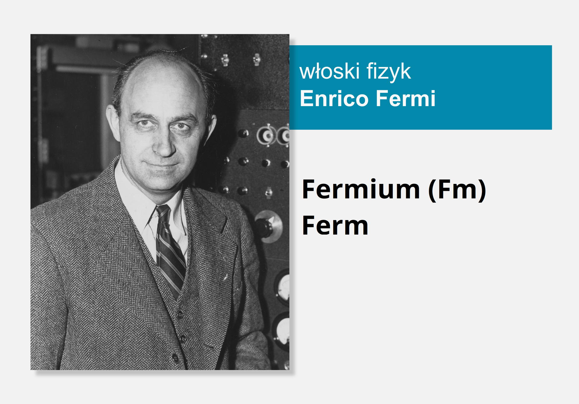 Fotografia włoskiego fizyka Enrico Fermiego, obok nazwa i symbol pierwiastka Ferm, łacińska nazwa Fermium (Fm).