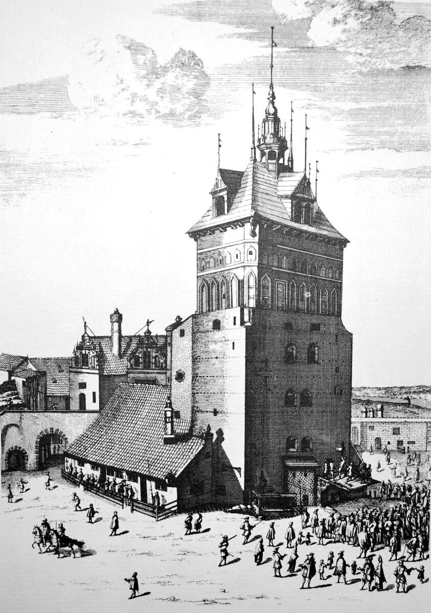 Ilustracja przedstawia wieżę więzienną na zamku przemyskim. Wieża jest prostokątna. W dolnej części łączy się z niskim budynkiem, który ma spadzisty dach. W sąsiedztwie wieży jest sporo ludzi. Za wieżą są niższe budynki. 