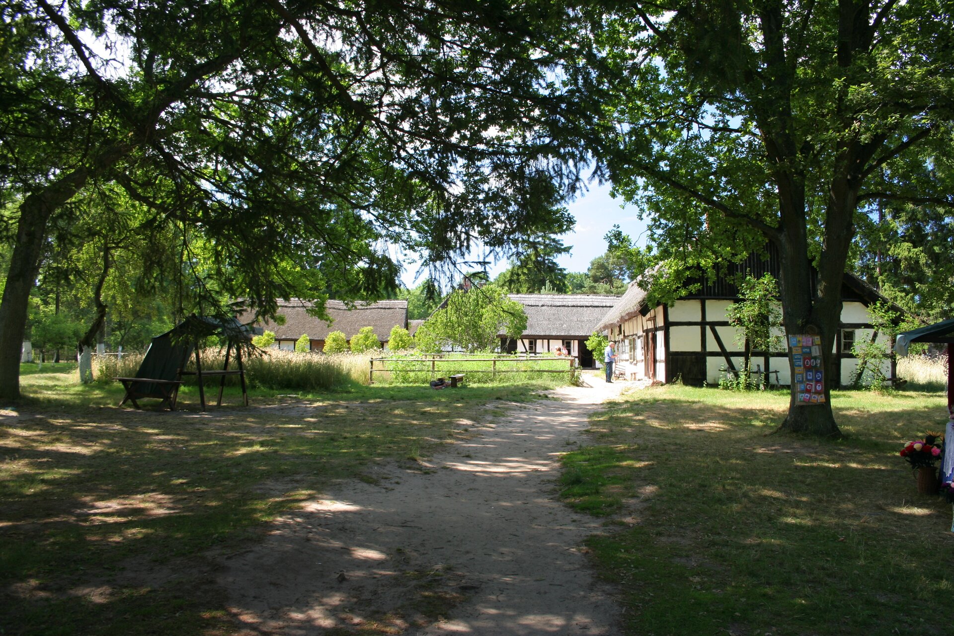Na zdjęciu zabudowania szachulcowe kryte strzechą.