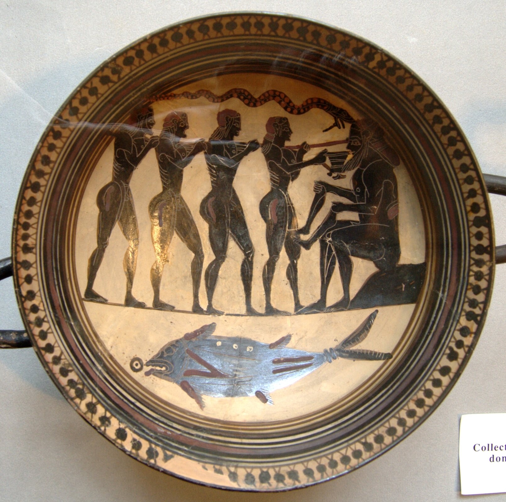 Odyseusz i jego towarzysze oślepiają Polifema Źródło: Autor nieznany, Odyseusz i jego towarzysze oślepiają Polifema, 565–560 r. p.n.e., Cabinet des Médailles, Paryż, domena publiczna.