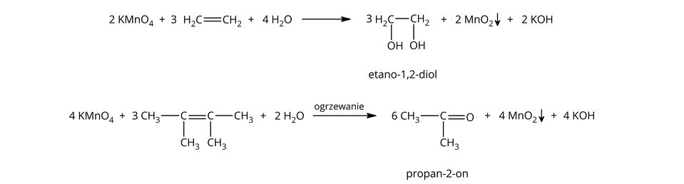 Ilustracja przedstawiająca schematycznie reakcję z udziałem alkenów oraz manganianu(siedem) potasu w środowisku obojętnym w temperaturze pokojowej oraz w warunkach ogrzewania. Jeden. Trzy cząsteczki etenu zbudowanego z dwóch połączony za pomocą wiązania podwójnego grup C H indeks dolny, dwa, koniec indeksu dolnego. Dodać dwie cząsteczki manganianu(siedem) potasu K M n O indeks dolny, cztery, koniec indeksu dolnego, dodać cztery cząsteczki wody H indeks dolny, dwa, koniec indeksu dolnego, O. Strzałka w prawo, nad strzałką znajduje się zapis "temperatura pokojowa". Za strzałką znajdują się trzy cząsteczki jeden,dwa-dihydroksyetanu, który to zbudowany jest z dwóch połączonych wiązaniem pojedynczym grup C H indeks dolny, dwa, koniec indeksu dolnego, z których obie podstawione są grupami hydroksylowymi O H, każda jedną. Dodać dwie cząsteczki tlenku magnau(cztery) M n O indeks dolny, dwa, koniec indeksu dolnego, dodać dwie cząsteczki wodorotlenku potasu K O H. Dwa. Trzy cząsteczki dwa,trzy-dimetylobut-dwa-enu zbudowanego z dwóch połączonych ze sobą za pomocą wiązania podwójnego atomów węgla, z których każdy podstawiony jest dwiema grupami metylowymi C H indeks dolny, trzy, koniec indeksu dolnego. Dodać cztery cząsteczki manganianu(siedem) potasu K M n O indeks dolny, cztery, koniec indeksu dolnego, dodać dwie cząsteczki wody H indeks dolny, dwa, koniec indeksu dolnego, O. Strzałka w prawo, nad strzałką znajduje się zapis "ogrzewanie". Za strzałką znajduje się sześć cząsteczek propan-dwa-onu, który to zbudowany jest z atomu węgla połączonego za pomocą wiązania podwójnego z atomem tlenu, a także związany jest z dwiema grupami metylowymi C H indeks dolny, trzy, koniec indeksu dolnego. Dodać cztery cząsteczki tlenku manganu(cztery) M n O indeks dolny, dwa, koniec indeksu dolnego, dodać cztery cząsteczki wodorotlenku potasu K O H.