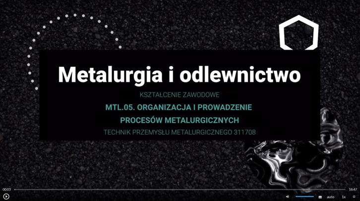 Ilustracja przedstawia zrzut ekranu filmu edukacyjnego. Klatka z filmu pochodzi z pierwszych minut filmu. Jest to tytuł: Metalurgia i odlewnictwo, poniżej informacja o kwalifikacji MTL.05. organizacja i prowadzenie procesów metalurgicznych. Tło ma ciemny i niejednorodny kolor. Na dole ekranu znajduje się pasek postępu filmu i przycisk odtwarzania.