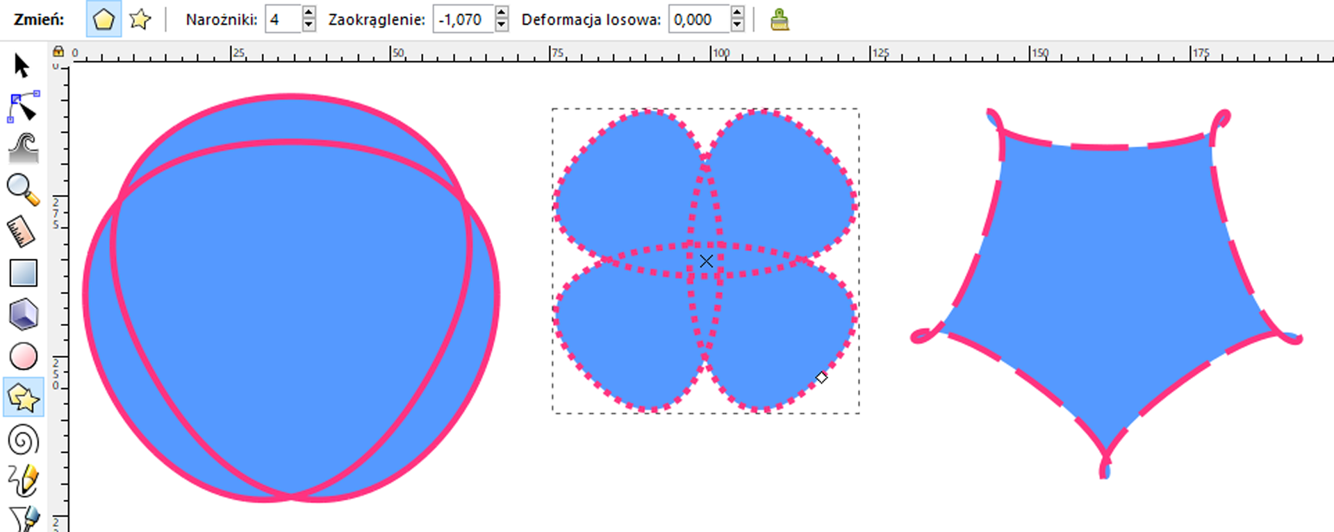 Zrzut ekranu przedstawia trzy kształty geometryczne stworzone w programie Inkscapie. Pierwszy z nich przypomina dwa nałożone na siebie kształty przypominające okręgi, drugi kształt swoją budową przypomina koniczynę, a trzeci gwiazdę o grubych ramionach. Na zrzucie zaznaczony został środkowy kształt przypominający koniczynę. W panelu górnym programu zaznaczony jest przycisk z pięciokątem, wartość narożników jest równa cztery, wartość zaokrągleń jest równa minuj jeden i siedem setnych, a wartość deformacji losowej jest równa zero. W panelu bocznym znajdującym się po lewej stronie wybrany został przycisk przedstawiający gwiazdę nałożoną na pięciokąt.