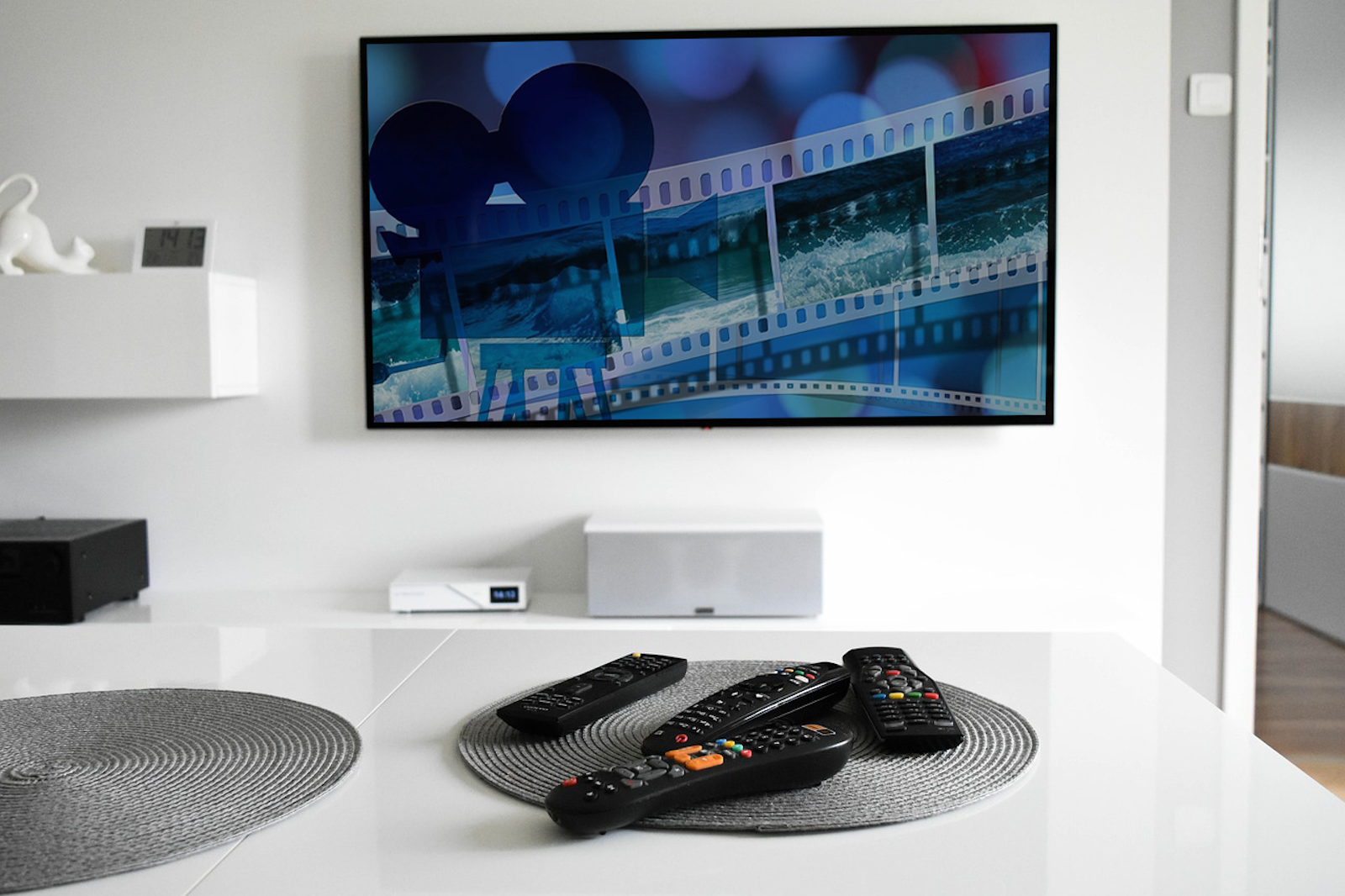 Ilustracja ukazuje ekran o nowoczesnym wyglądzie z charakterystycznymi zakrzywionymi krawędziami. Na ekranie znajdują się ikony reprezentujące aplikacje takie jak Netflix, Facebook, YouTube i inne.