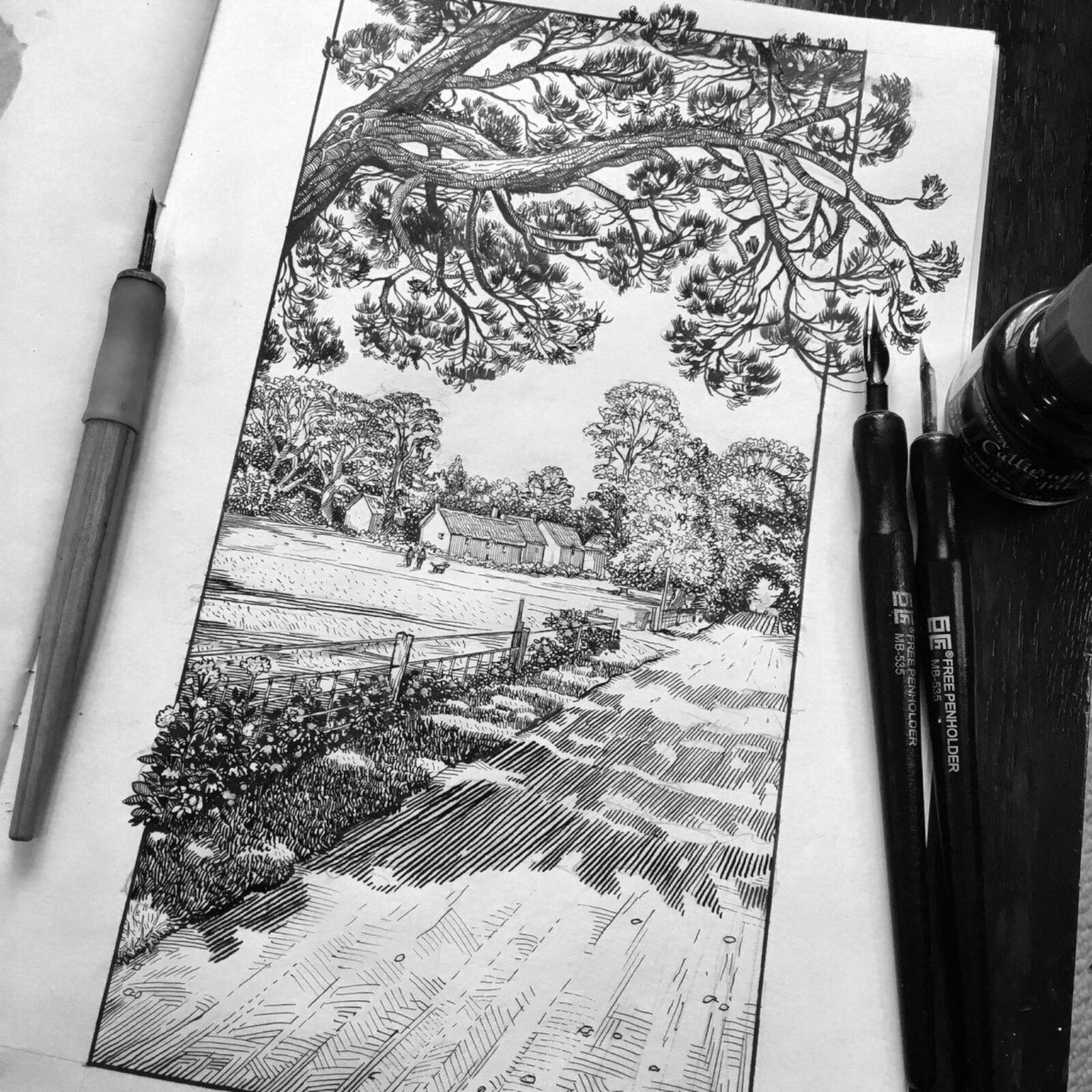 Ilustracja przedstawia rysunek oraz ułożone wokół niego piórka. Zaprezentowany rysunek przedstawia wiejską drogę, idącą w głąb rysunku. Nad drogą umieszczono gałąź drzewa. Obok drogi stoi niski płotek. W tle znajdują się domy i drzewa. Rysunek został wykonany w odcieniach szarości na papierze.