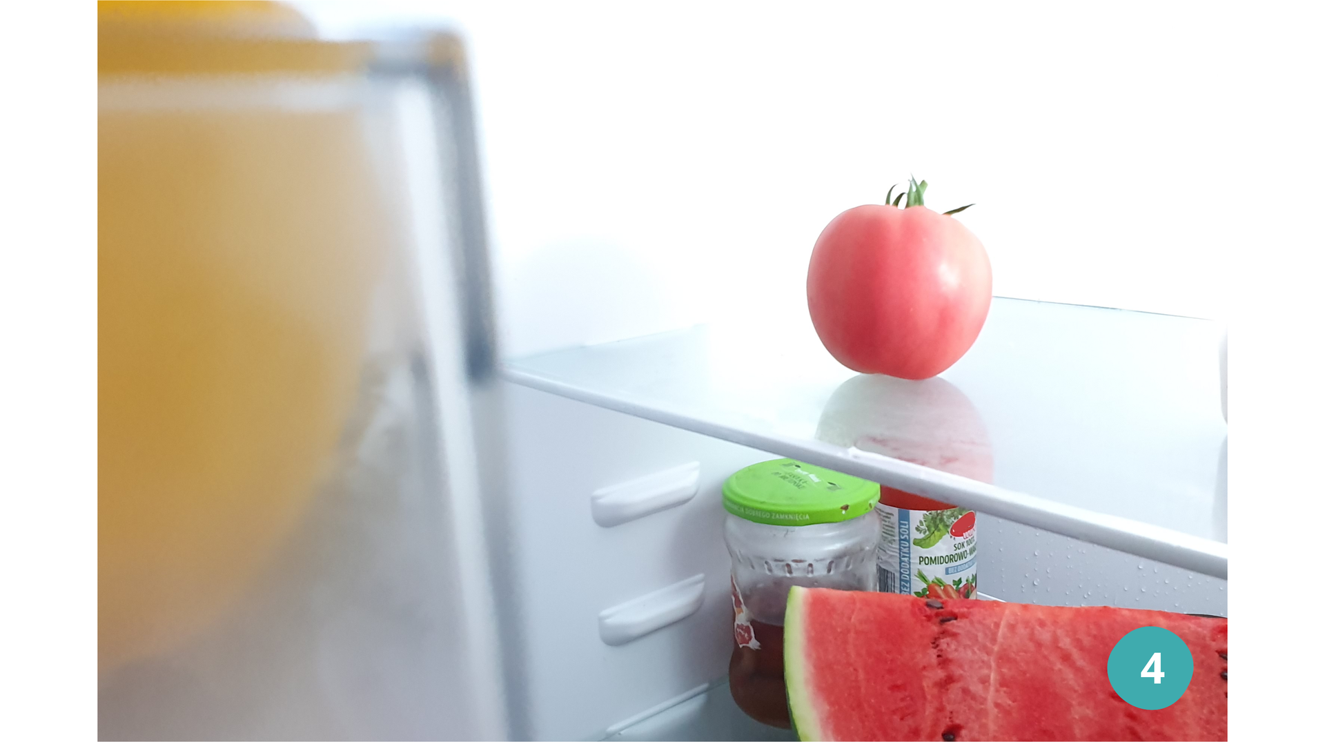 Zdjęcie przedstawia pomidora w lodówce.