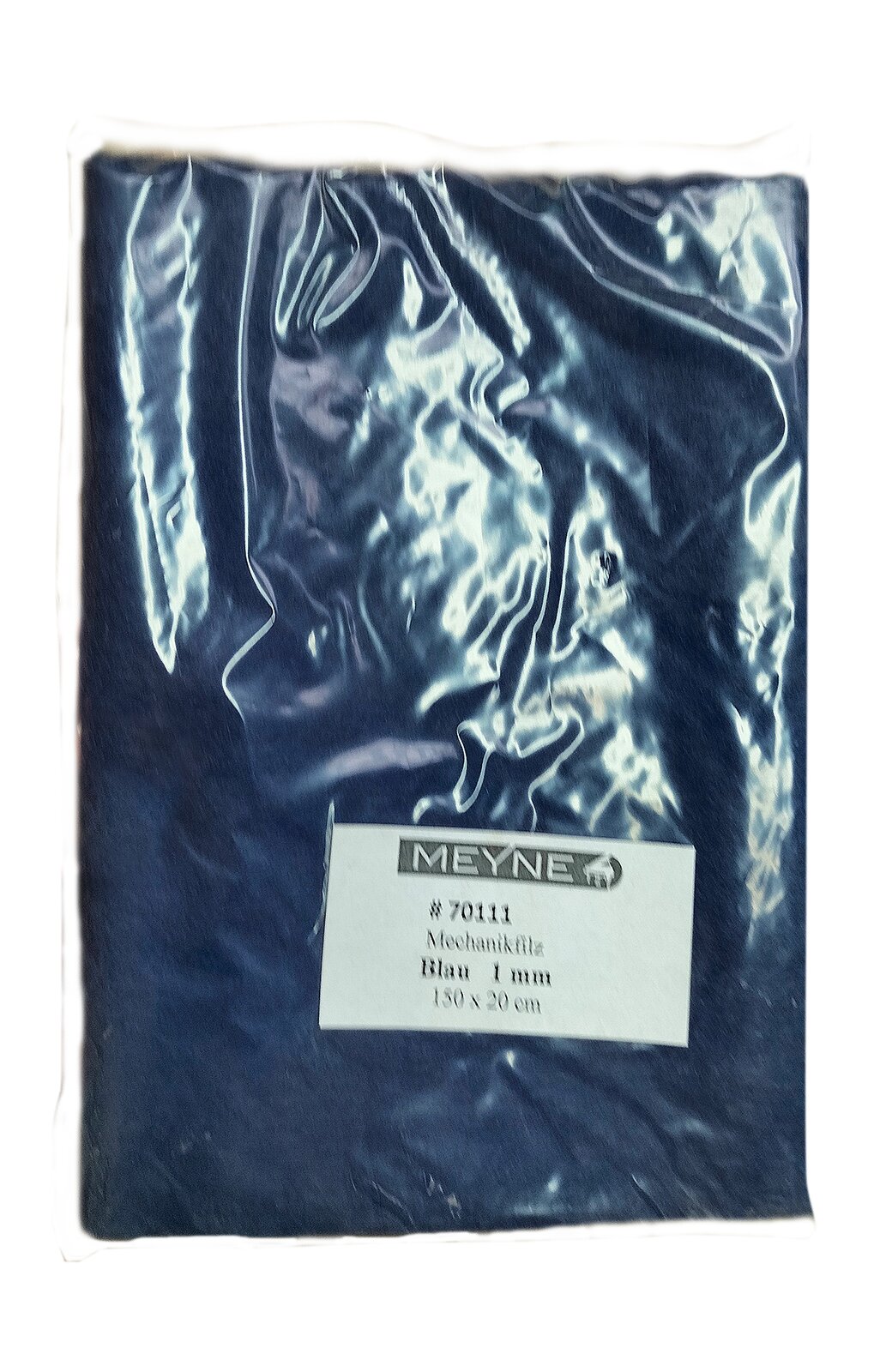 Zdjęcie przedstawia filc bity. Widoczny jest prostokątny płat filcu w kolorze granatowym w przeźroczystym foliowym opakowaniu z białą etykietą z czarnymi napisami.