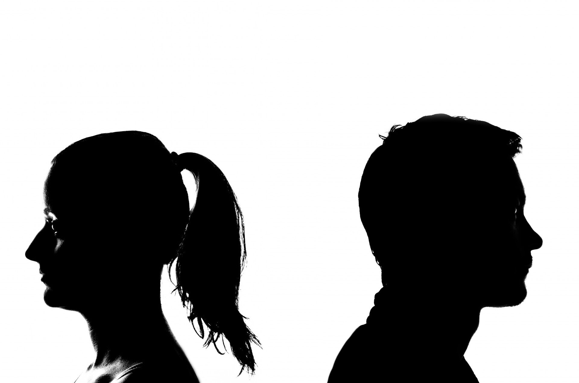 Zdjęcie przedstawia dwa profile: kobiety i mężczyzny. Są do siebie odwrócone tyłem.
