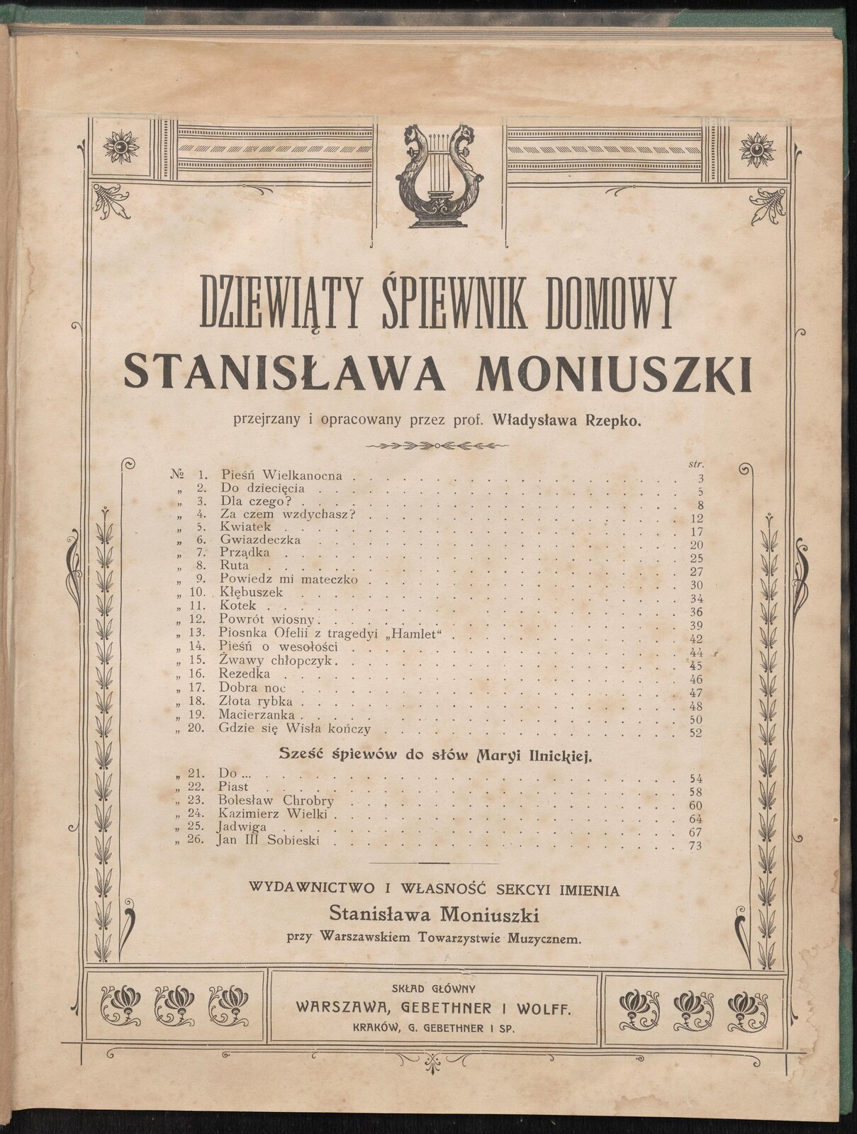 Zdjęcie przedstawia pożółkłą kartę. Na górze znajduje się następujący tytuł: „Dziewiąty śpiewnik domowy Stanisława Moniuszki“. Pod spodem wypisano tytuły pieśni oraz strony, na których się znajdują. Dookoła tekstu znajdują się subtelne zdobienia, narysowane cienką kreską.