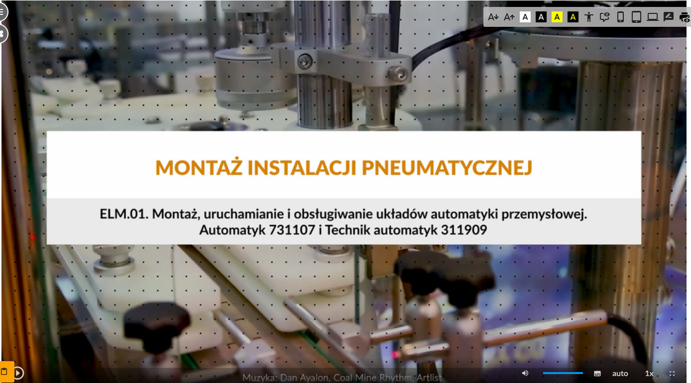 Ilustracja przedstawia ekran startowy filmu. Na środku ekranu znajduje się prostokątna plansza z tytułem filmu: Montaż instalacji pneumatycznej. Poniżej: e em em zero jeden Montaż uruchamianie i obsługiwanie układów automatyki przemysłowej. Poniżej napis: Automatyk siedem trzy jeden jedne zero siedem i technik sutomatyk trzy jeden jednej dziewięć zero dziewięć. W tle znajduje się zdjęcie startowe filmu przedstawiające prasę pnaumetyczną. W dolnej częsci ekranu znajdują się ikony z różnymi opcjami. W dolnym lewym rogu widać ikonę trójkąta w kółku. Jest to ikona włączania odtwarzania filmu. Kolejna ikona znajduje się dopiero w połowie ekranu dolnego paska. Jest to ikona megafonu. Obok niej widać niebieski pasek, który oznacza poziom głośności. Obok znajduje się ikona człowieka, od którego głowy odchodzą dwie fale. Umożliwia ona włączanie alternatywnej ścieżki dźwiękowej. Dalej znajduje się mały biały prostokąt z czarnymi paskami w jego dolnej części. Pozwala ona na włączenie napisów. Kolejna ikona to napis auto, która umożliwia wybranie jakości filmu. Obok niej widać ikonę jedynki z iksem. Po kliknięciu na nią można wybrać szybkość odtwarzania filmu. Ostatnia ikona to kreski tworzące kwadrat. Kreski te tworzą jedynie krawędzie kwadratu. Jest to opcja włączania trybu pełnoekranowego.