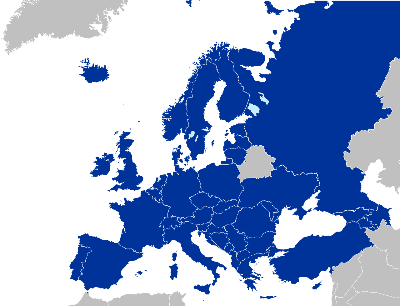 Grafika przedstawia mapę Europy i części kilku innych państw i terytoriów graniczących ze Starym Kontynentem. Większość państw zaznaczona jest kolorem granatowym. Są to strony konwencji o ochronie praw człowieka. Pozostałe państwa nie będące stronami konwencji oznaczono kolorem szarym i są to: Grenlandia, Białoruś, Syria, Iran, Irak, Kazachstan.