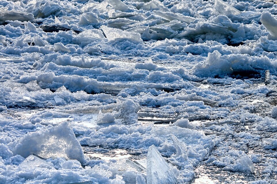 Zdjęcie przedstawia kawałki lodu  - krę na rzece. Kawałki lodu się spiętrzają. 