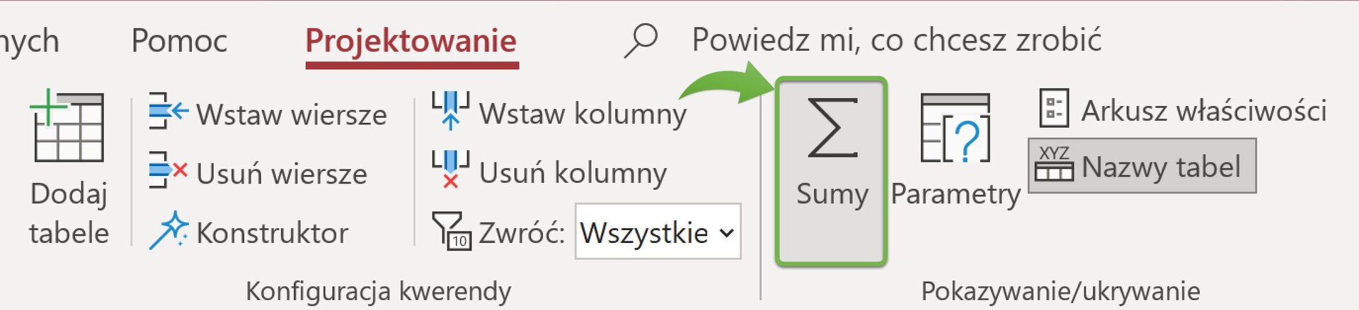 Zrzut ekranu przedstawia pasek narzędzi programu Microsoft Access.  Podświetlona jest zakładka Projektowanie.  Zielona strzałka wskazuje na przycisk o podpisie: Sumy.  Przycisk ten zawiera ikonę sigmy. 