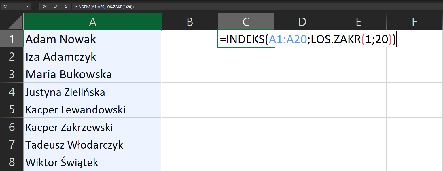 Na zrzucie ekranu widoczny jest fragment arkusza Excel. W kolumnie A wprowadzono dane dotyczące imion i nazwisk ośmiu osób. W kolumnie C, w komórce C1 zaprezentowano sposób obliczania zwracania wartości z losowej komórki. Formułę obliczania należy wpisać w odpowiedniej komórce. Brzmi ona następująco: =INDEKS(A1:A20;LOS.ZAKR(1;20)).