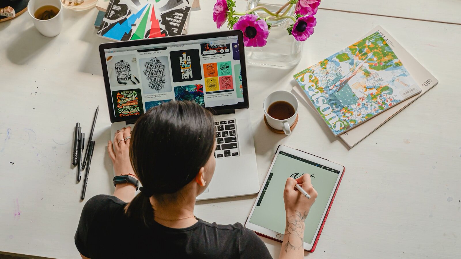   Hast du je vom „Tandem‑Lernen“ gehört? Man sucht sich dabei einen Sprachpartner bzw. eine Sprachpartnerin, die auch Interesse daran hat, die Sprache zu lernen. Nicht unbedingt die gleiche wie du. Die besten Tandempartner für dich sind Muttersprachler, die Polnisch lernen möchten. So könnt ihr euch gegenseitig beim Lernen unterstützen, Fehler korrigieren oder auf wichtige kulturelle Fragen aufmerksam machen. Es gibt im Internet bereits einige Portale, die Tandempartner vermitteln.
Wichtig dabei ist aber, dass dein Sprachpartner dich als Mensch interessiert und es dir Spaß macht, dich mit ihm zu unterhalten.

10. Sprachpartner suchen
Hast du je vom „Tandem‑Lernen“ gehört? Man sucht sich dabei einen Sprachpartner bzw. eine Sprachpartnerin, die auch Interesse daran hat, die Sprache zu lernen. Nicht unbedingt die gleiche wie du. Die besten Tandempartner für dich sind Muttersprachler, die Polnisch lernen möchten. So könnt ihr euch gegenseitig beim Lernen unterstützen, Fehler korrigieren oder auf wichtige kulturelle Fragen aufmerksam machen. Es gibt im Internet bereits einige Portale, die Tandempartner vermitteln.
Opis: Ilustracja ukazuje kobietę w trakcie pracy przy laptopie. Na jej biurku znajdują się podręczniki, przybory do pisania, filiżanki i wazon z kwiatami. Kobieta robi notatki na swoim tablecie.
