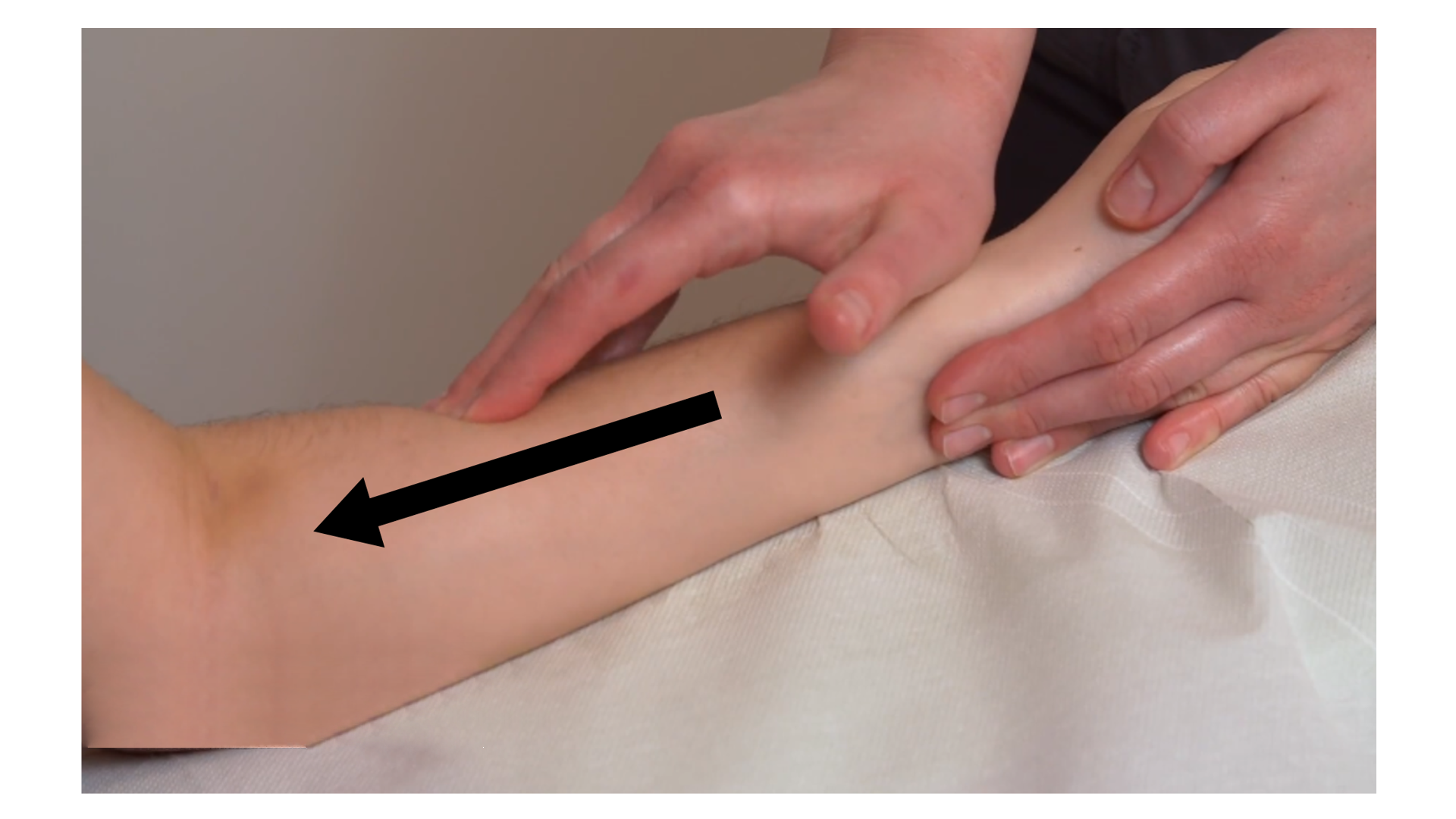 Zdjęcie pod tytułem rozcieranie powierzchowne i głębokie mięśni przedramienia. Zdjęcie przedstawia rękę masażysty wykonującą rozcieranie przedramienia pacjentki przy użyciu opuszków palców, w kierunku od nadgarstka do łokcia.