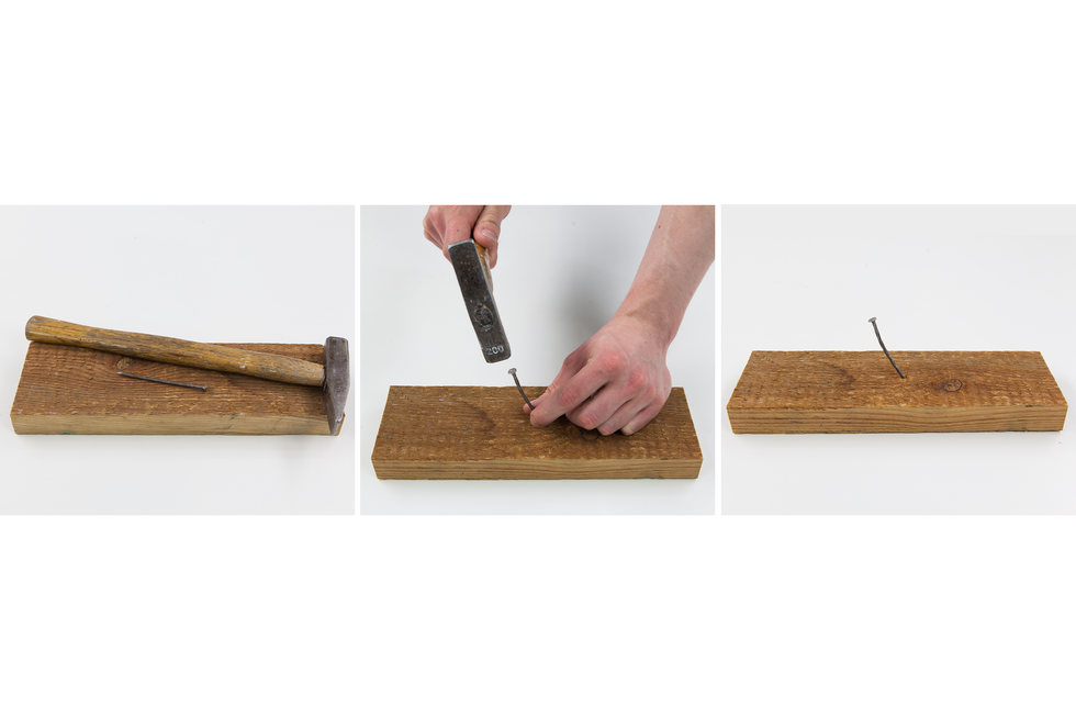 Ilustracja przedstawia trzy fotografie pokazujące kolejno: deskę, młotek i gwóźdź; następnie ktoś wbija gwóźdź w deskę, ostatnie zdjęcie przedstawia wbity w deskę gwóźdź.