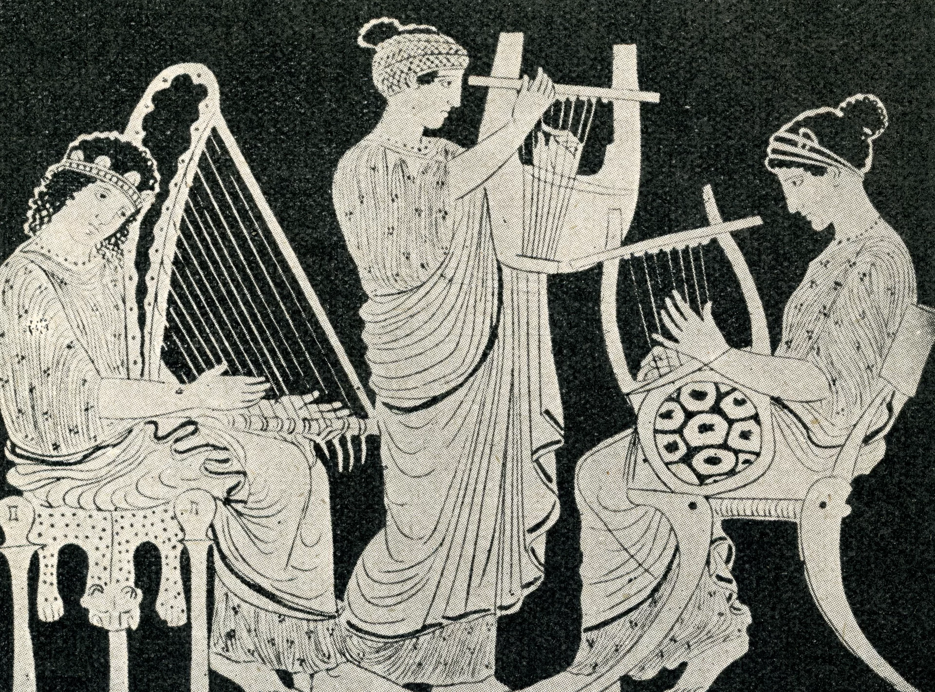 Ilustracja przedstawia kobiety muzykujące w domu na harfie kątowej, kitarze kołyskowej oraz lirze. Na ilustracji widoczne są trzy kobiety. Dwie siedzą, a jedna z nich stoi. Wszystkie są ubrane w szaty.
