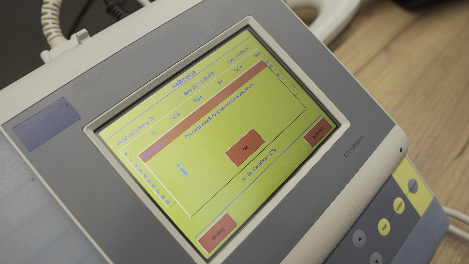 Na zdjęciu pokazano przybliżenie ekranu spirometru, na którym widoczne jest okienko dialogowe z komunikatem: "Procedura kalibracji zakończyła się sukcesem". 
