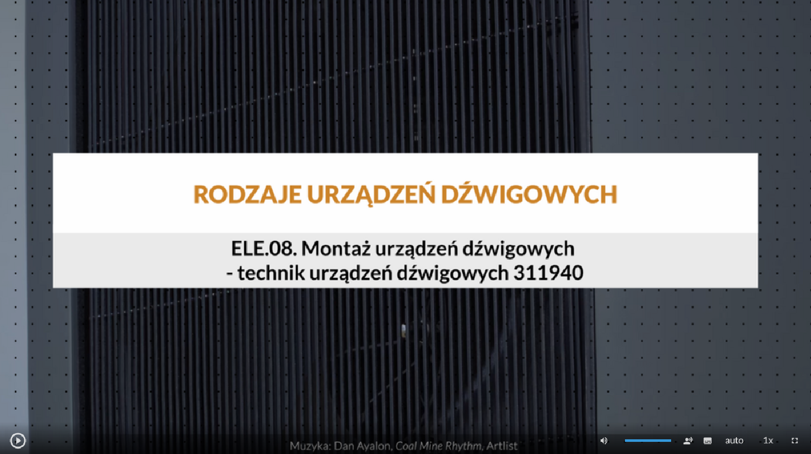 Grafika przedstawia wygląd ekranu odtwarzania filmu. Widać na nim ramkę z tytułem: Rodzaje urządzeń dźwigowych. Pod nią znajduje się napis: e el e kropka zero osiem kropka montaż urządzeń dźwigowych technik urządzeń dźwigowych trzy jeden jeden dziewięć cztery zero. W dolnej części ekranu znajdują się ikony z różnymi opcjami. W dolnym lewym rogu widać ikonę trójkąta w kółku. Jest to ikona włączania odtwarzania filmu. Kolejna ikona znajduje się dopiero w połowie ekranu dolnego paska. Jest to ikona megafonu. Obok niej widać niebieski pasek, który oznacza poziom głośności. Obok znajduje się ikona człowieka, od którego głowy odchodzą dwie fale. Umożliwia ona włączanie alternatywnej ścieżki dźwiękowej. Dalej, na dole znajduje się mały biały prostokąt z czarnymi paskami – pozwala na włączenie napisów. Kolejna ikona to napis auto, która umożliwia wybranie jakości filmu. Obok niej widać ikonę jedynki z iksem. Po kliknięciu na nią można wybrać szybkość odtwarzania filmu. Ostatnia ikona to kreski tworzące kwadrat. Tworzą one jedynie krawędzie kwadratu. Jest to opcja włączenia trybu pełnoekranowego.