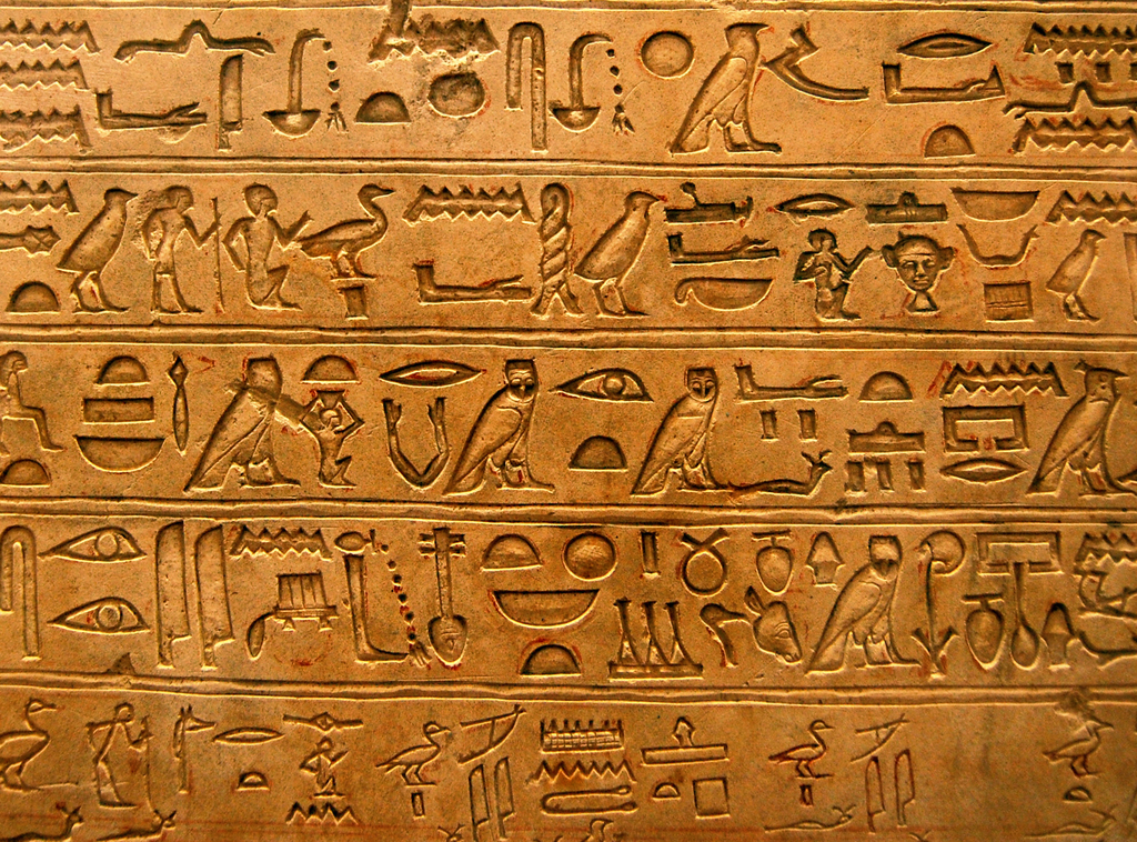 Kamienna tablica podzielona na pięć poziomych pasów wypełnionych wyrytymi znakami - hieroglifami. Wśród nich rozpoznać można ptaki, sylwetki ludzkie, twarze, oczy, ręce, ślimaki, ostrza noży oraz kształty - okrąg, linia zygzakowata, półokrąg.