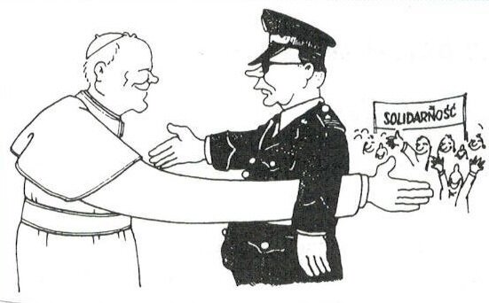 Ilustracja przedstawia papieża Jana Pawła II, który stoi naprzeciwko generała Wojciecha Jaruzelskiego. Mężczyźni mają wyciągnięte ręce do uściśnięta. Ręka papieża sięga jednak dalej za generała i skierowana jest w stronę tłumu ludzi z transparentem z napisem Solidarność.