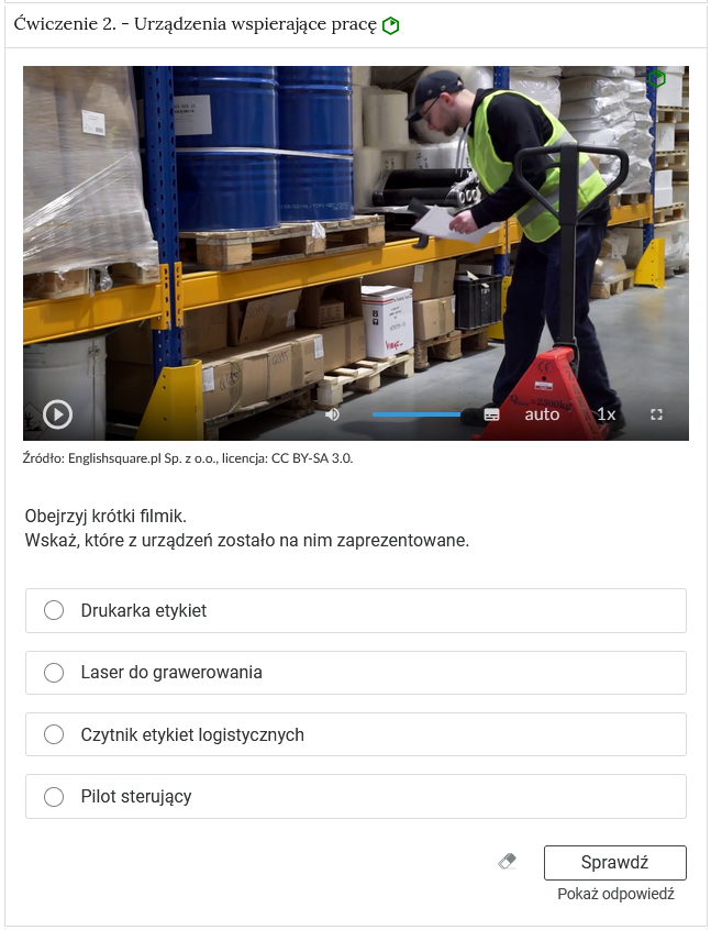 Zdjęcie przedstawia otwartą zakładkę z przykładowym zadaniem. Pod nazwą zakładki znajduje się polecenie. Pod poleceniem widać kadr z filmu który przedstawiający pracownika magazynu przeglądającego produkty na półkach. Kadr jest częścią polecenia, a z kolei pod nim jest treść zadania z odpowiedziami do wyboru. Poniżej zadania, po prawej stronie panelu znajduje się ikona sprawdź. Po jej lewej stronie widać symbol gumki. Poniżej przycisku sprawdź znajduje się napis pokaż odpowiedź.