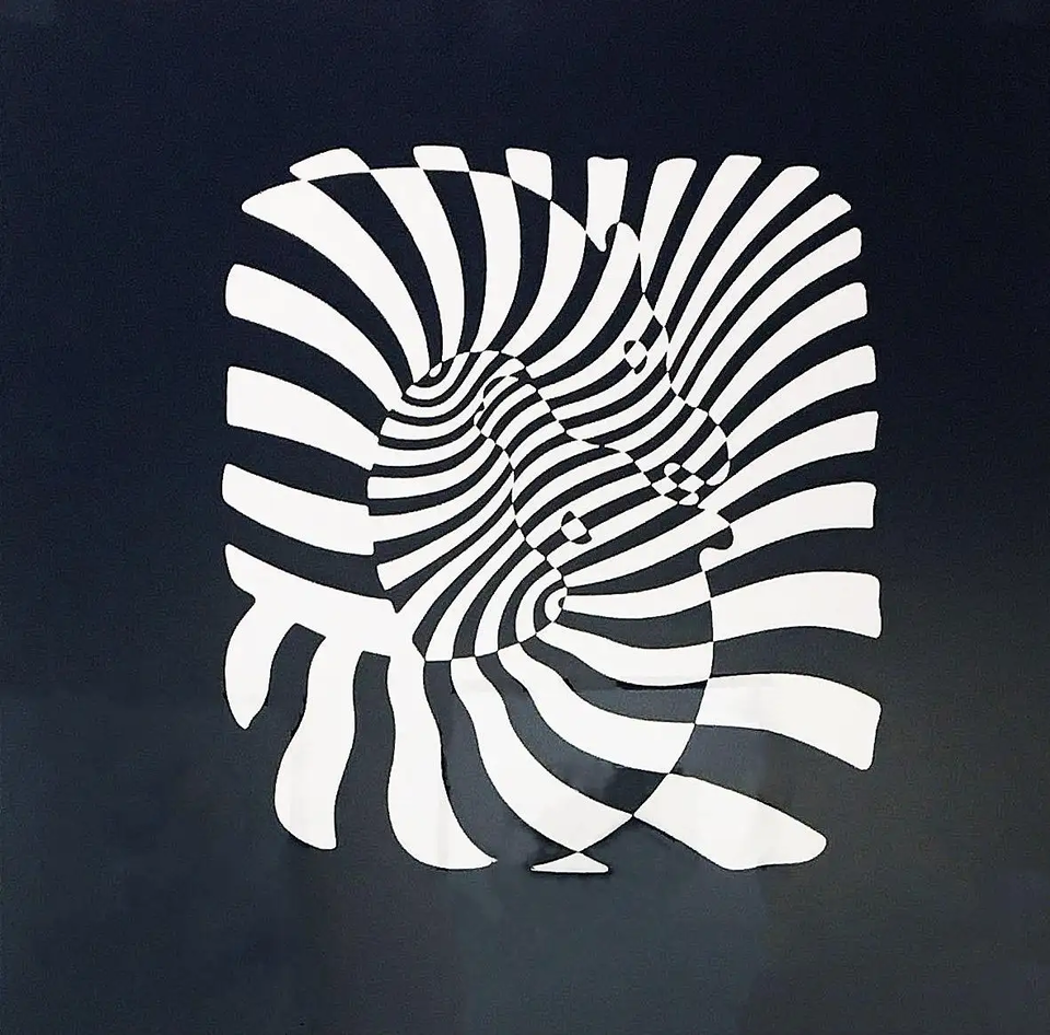 Ilustracja przedstawia dzieło Victora Vasarely „Zebra”. Na czarnym tle, za pomocą białych pasów, zostały przedstawione dwie zebry. Kompozycja przedstawia uproszczone, geometryczne sylwety zebr dokładnie przylegających do siebie. Zwierzęta wypełniają cały kadr i wyglądają, jakby się ze sobą bawiły. 