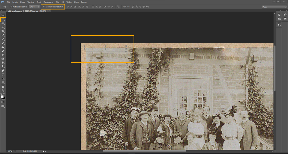 Ilustracja przedstawia otwarty program do edycji zdjęć Photoshop. W oknie programu znajduje się zdjęcie w kolorze sepii. Na zdjęciu znajduje się grupa kobiet i mężczyzn w strojach z początku dwudziestego wieku. Zdjęcie ma już pouzupełniane ubytki. W lewym, górnym rogu zdjęcia znajduje się pomarańczowa ramka, którą zaznaczony jest niezniszczony fragment zdjęcia. Na górze znajduje się menu, a na nim zaznaczona opcja Kontrolki przekształceń. Po lewej stronie zdjęcia znajduje się menu narzędziowe, a na nim zaznaczone narzędzie Zaznaczanie.