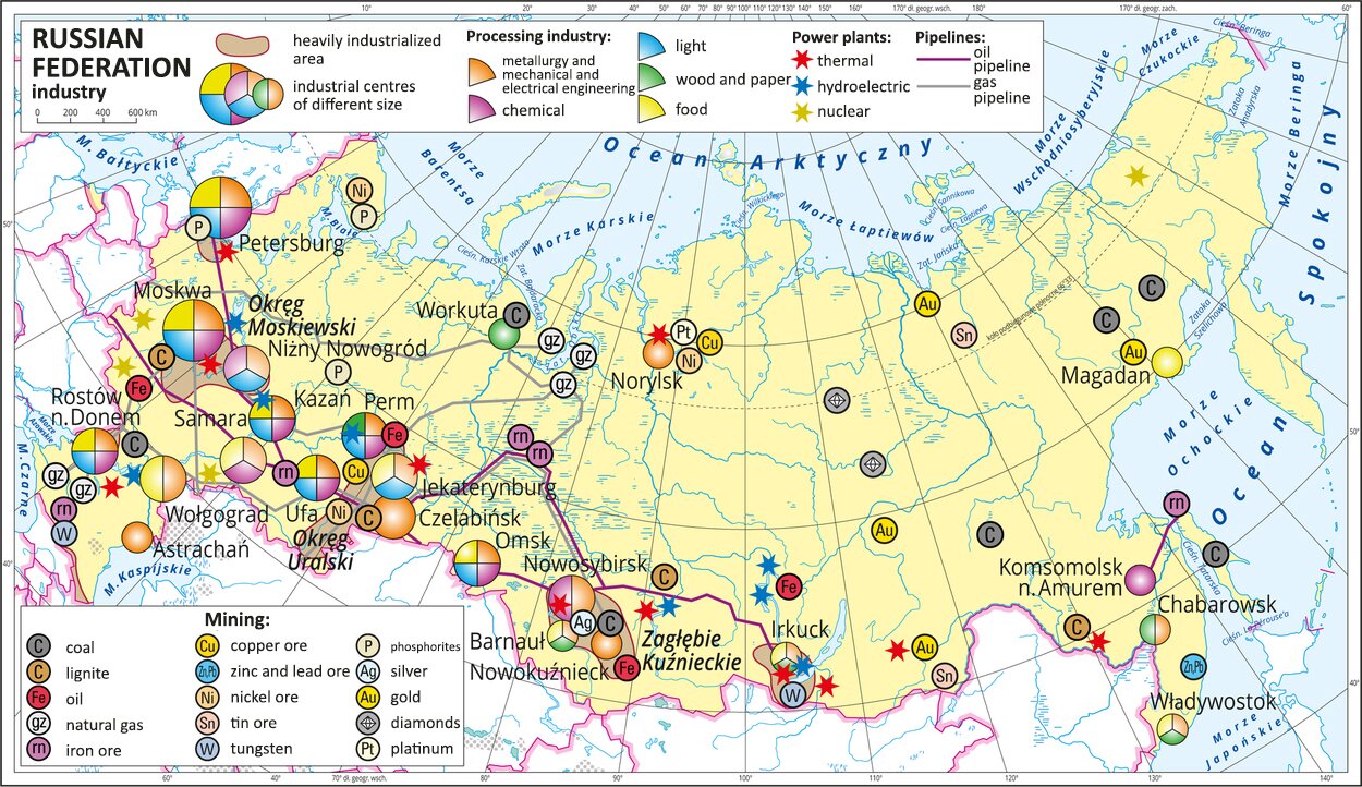 Ilustracja przedstawia mapę gospodarczą Federacji Rosyjskiej. Na mapie sygnatury kołowe – ośrodki przemysłowe. Duże: Czelabińsk, Wołgograd, Rostów nad Donem, Samara, Jekaterynburg, Kazań, Perm, Petersburg, Moskwa, kilkanaście mniejszych. Przemysł elektromaszynowy i hutniczy, chemiczny, lekki drzewny i papierniczy oraz spożywczy. Kilka elektrowni cieplnych, wodnych i atomowych oznaczonych kolorowymi gwiazdkami, ropociągi i gazociągi oznaczone liniami. Sygnaturami oznaczone wydobycie węgla kamiennego, węgla brunatnego, ropy naftowej, gazu ziemnego, rud żelaza, rud miedzi, rud cynku i ołowiu, rud niklu, rud cyny, wolframu, fosforytów, srebra, złota, diamentów i platyny. Większość przemysłu i wydobycia skupiona w zachodniej części kraju. Mapa zawiera południki i równoleżniki, dookoła mapy w ramce opisano współrzędne geograficzne co dziesięć stopni.