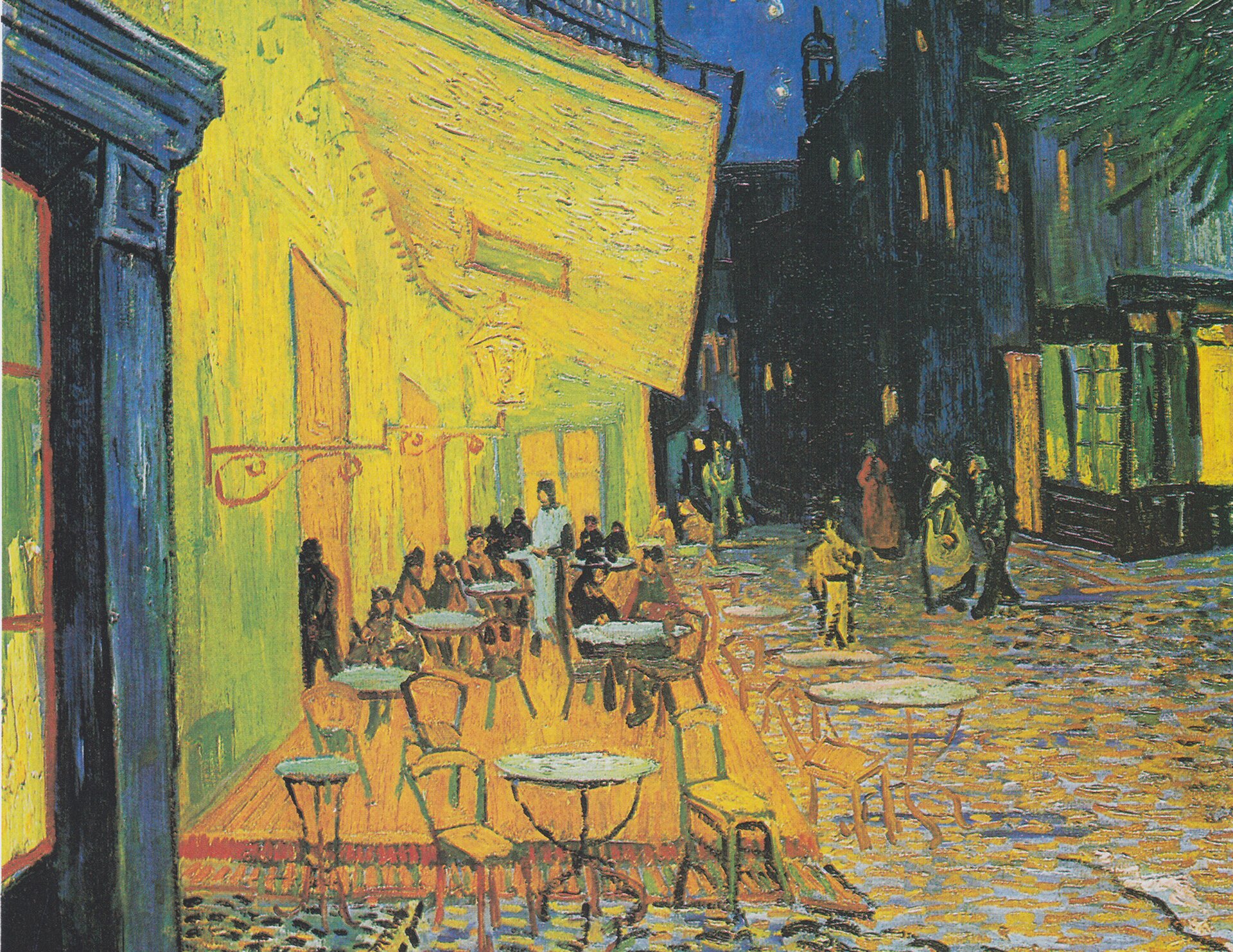Obraz olejny. Po lewej stronie obrazu widoczna kawiarnia na świeżym powietrzu, po prawej ulica, w głębi ciemne fasady domów z jasno oświetlonymi oknami. Niewielka brukowana uliczka, na której wystawiono kawiarniane stoliki. Miejsce jasno oświetlone kontrastuje z panującą dookoła ciemnością. Przy stolikach kilkanaście osób, między stolikami kelner. Ulicą przechodzą ludzie.  Kobiety mają długie suknie. Postacie są zarysowane niewyraźnie, bez szczegółów.