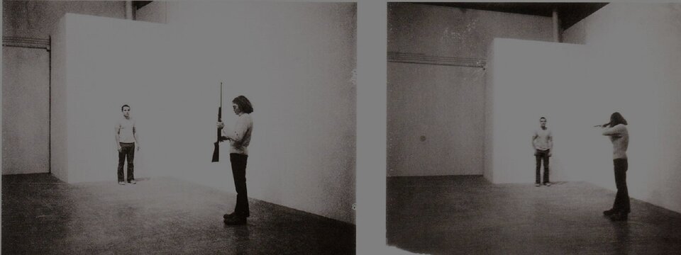 Ilustracja przedstawia Chrisa Burdena podczas performance „Shoot” w F-Space Gallery w Santa Ana. Ukazuje ona dwie fotografie umieszczone obok siebie i wykonane w tym samym pomieszczeniu. Na lewym zdjęciu widzimy kobietę trzymającą sztucer uniesiony pionowo w górę, w tle widoczny przy ścianie mężczyzna. Na drugim zdjęciu ta sama kobieta celuje bronią w stronę mężczyzny.