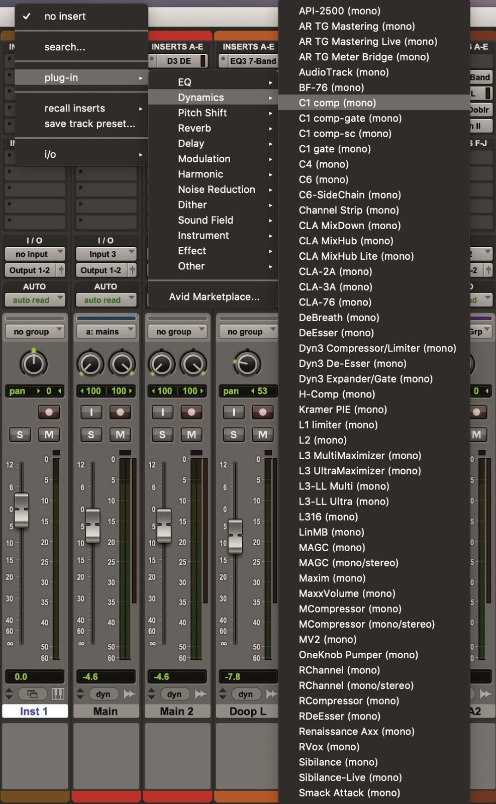 Ilustracja, na której na czarnej stronie programu został umieszczony panel z czteroma suwakami i sześcioma pokrętłami. W górnej części znajdują trzy okna wyboru z napisami. W pierwszym oknie wybrana jest funkcja „plug‑in” w drugiej wybrana jest funkcja „Dynamics”, a w trzeciej „C1 comp (mono).