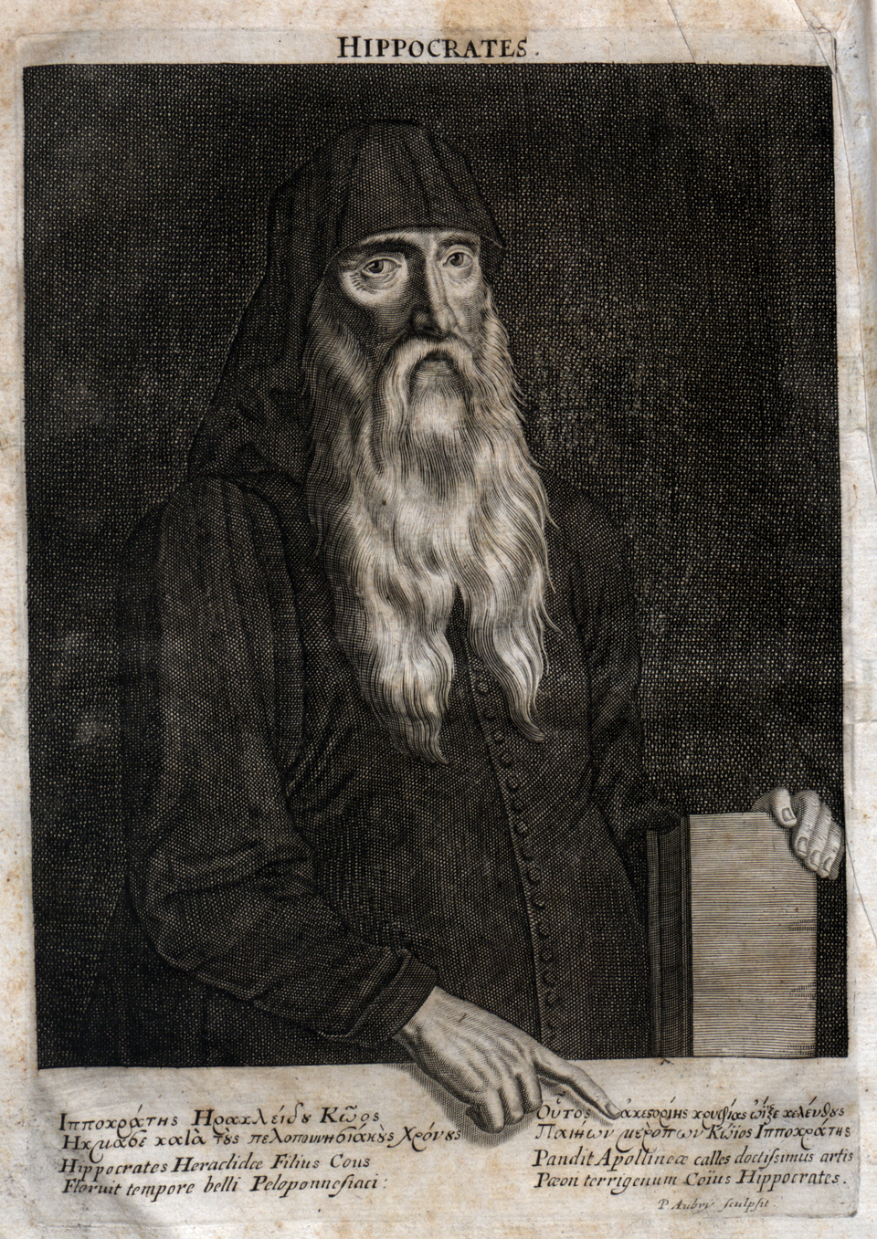 Rycina przedstawia postać starszego mężczyzny. Mężczyzna ma zapadnięte oczy i długi nos. Wokół oczu widoczne są zmarszczki. Mężczyzna ma długą brodę i wąsy. Ubrany jest w długą szatę, głowę ma zakrytą kapturem. Mężczyzna trzyma w lewej ręce grubą książkę, prawą ręką wskazuje na tekst znajdujący się pod portretem. 