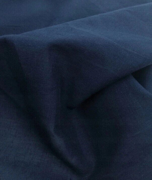 Na zdjęciu widoczny fragment cienkiego materiału w kolorze granatowym. Nagranie tożsame z treścią.