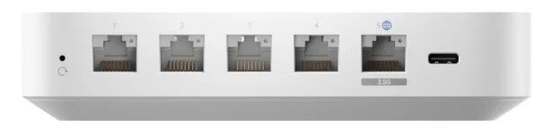 Małe, białe urządzenie sieciowe. Posiada pięć portów RJ45 (Ethernet) na przednim panelu, oznaczonych numerami od 1 do 5. Port pierwszy ma oznaczenie „PoE IN”, co wskazuje, że może być zasilany poprzez Power over Ethernet. Obok portów znajdują się kolorowe diody LED informujące o stanie połączenia i prędkości transmisji. Obudowa ma prosty, minimalistyczny design z logo producenta na górze.