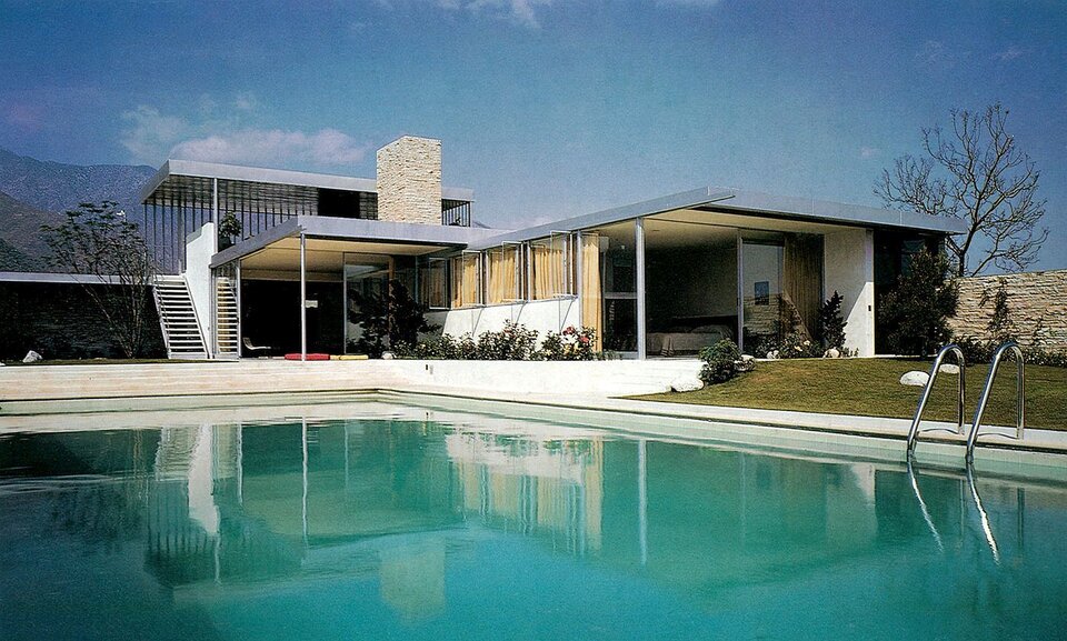 Ilustracja przedstawia willę Kaufmanna - jest dom położony w Palm Springs w Kalifornii, który został zaprojektowany przez architekta Richarda Neutra w 1946 roku. Ten pięciopokojowy dom z pięcioma łazienkami w Palm Springs został zaprojektowany tak, aby podkreślić połączenie z pustynnym krajobrazem, jednocześnie oferując schronienie przed surowymi warunkami klimatycznymi. Duże przeszklone ściany otwierają przestrzeń mieszkalną. Główne pokoje na zewnątrz są otoczone rzędem ruchomych pionowych płetw, które zapewniają elastyczną ochronę przed burzami piaskowymi i intensywnym ciepłem.