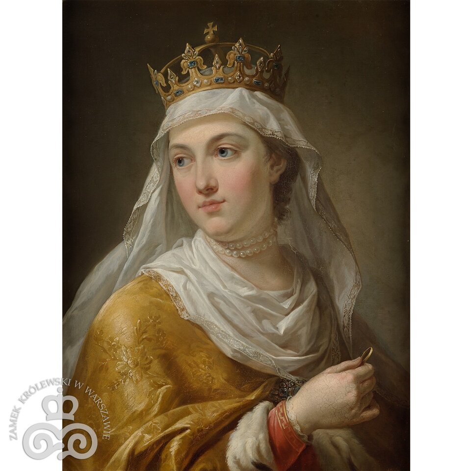 Ilustracja przedstawia portret autorstwa Marcello Bacciarelli, który ukazuje królową Jadwigę z głową obróconą w lewą stronę, ubraną w żółtą suknię. Kobieta na głowie ma założony welon oraz koronę, jej szyję zdobią podwójne perły. W prawej dłoni trzyma obrączkę.