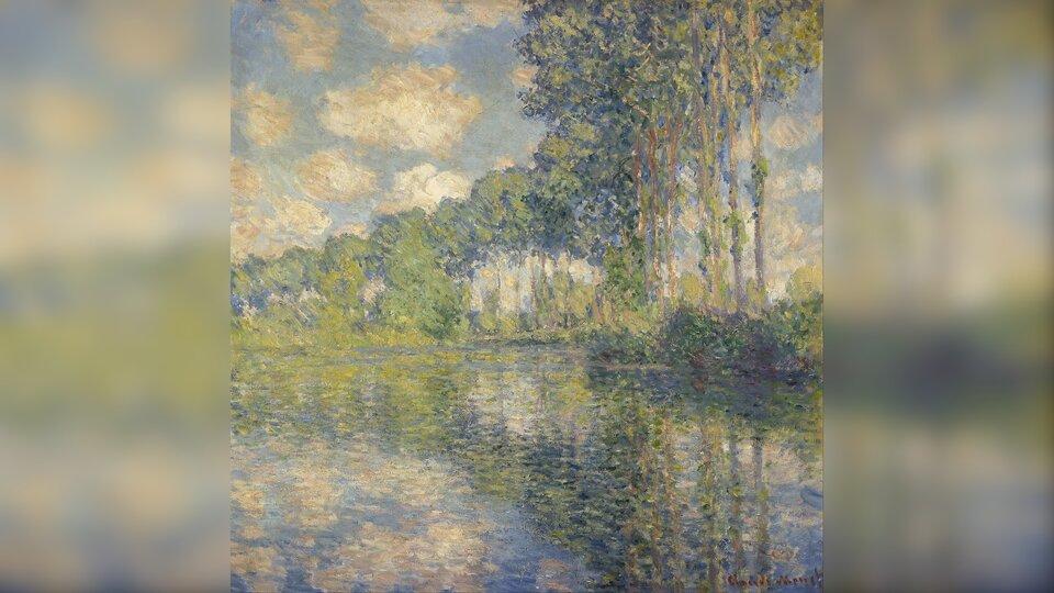 Obraz przedstawia impresjonistyczny pejzaż. Na pierwszym planie znajduje się rzeka. Odbijają się w niej cienie rosnących na brzegu wysokich topoli. Niebo jest pokryte niewielkimi, pierzastymi chmurami.