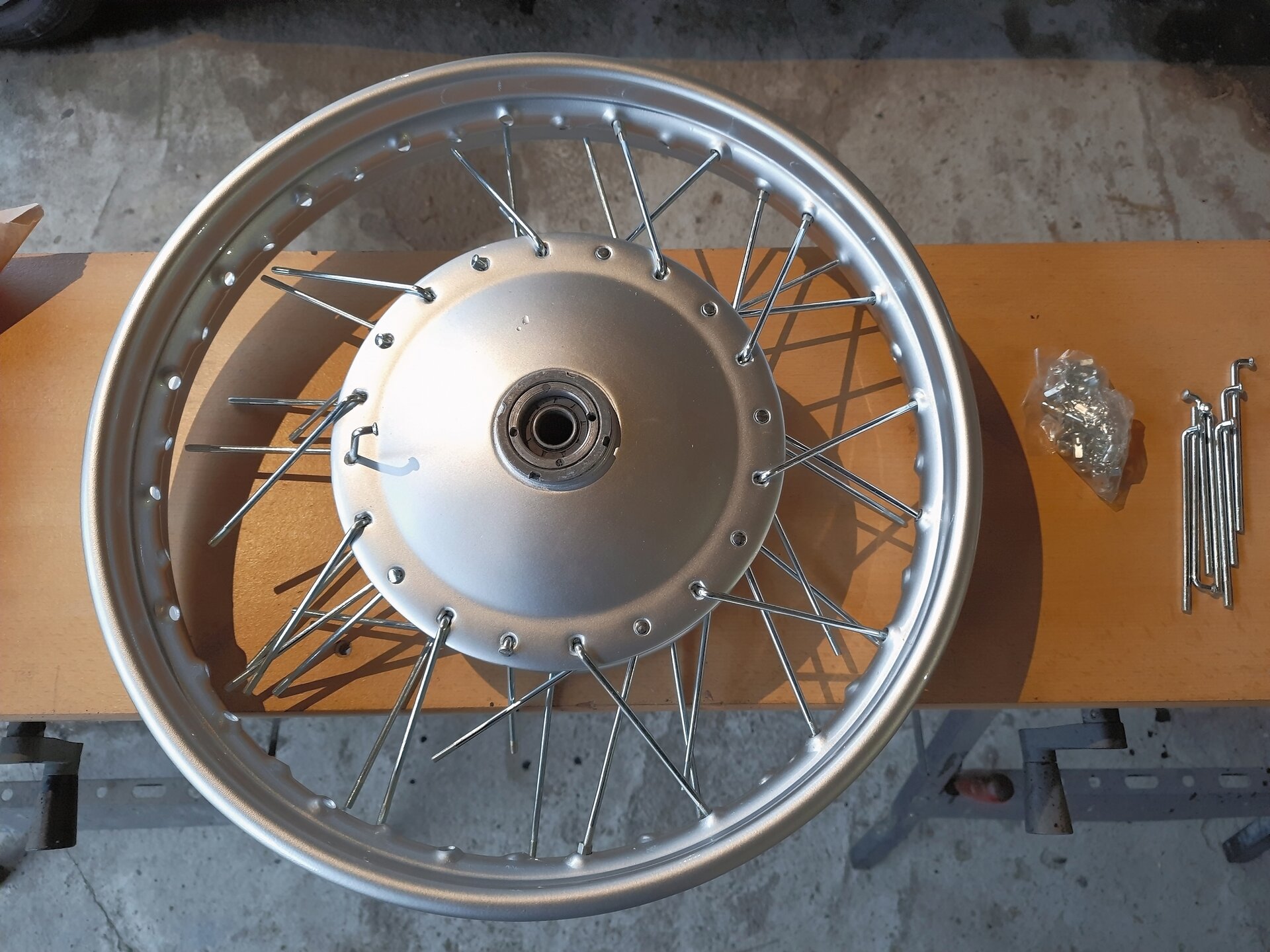 Na ekranie pokazane częściowo zaplecione koło szprychowe.