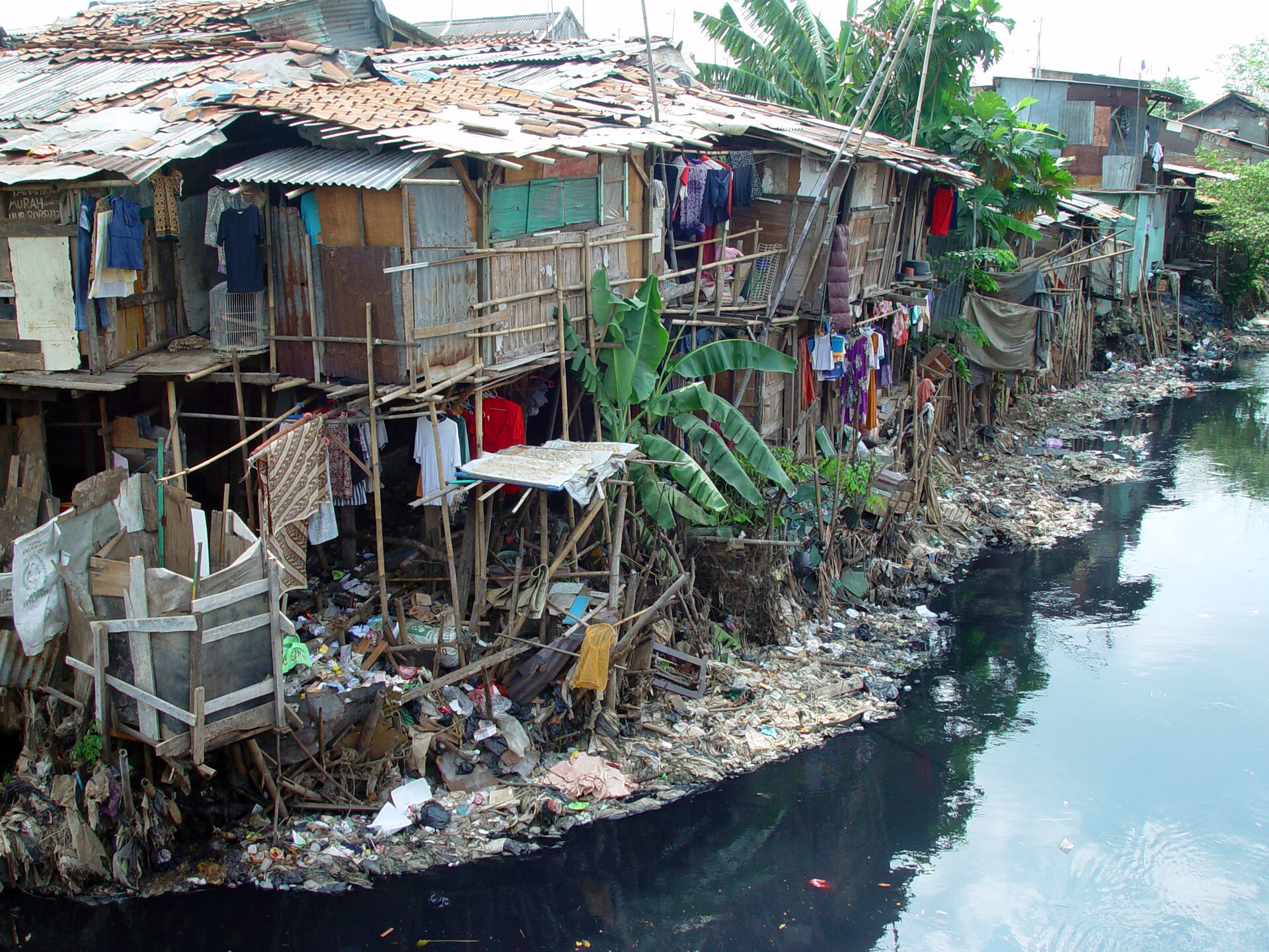 Slums zbudowany na bagnach. Źródło: Jonathan McIntosh, Slums zbudowany na bagnach. , licencja: CC BY 2.0.