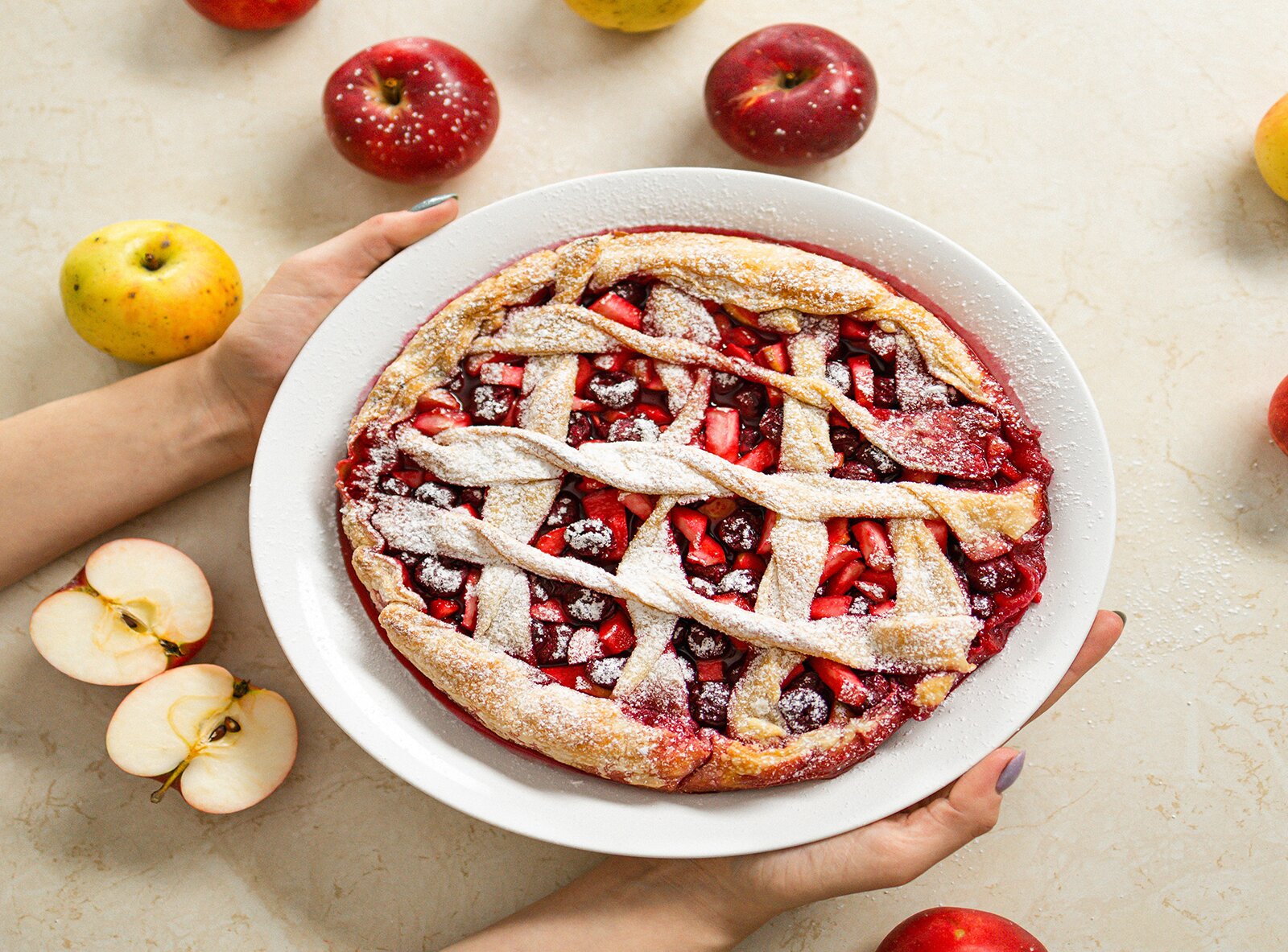 Zdjęcie przedstawia tartę owocową. 