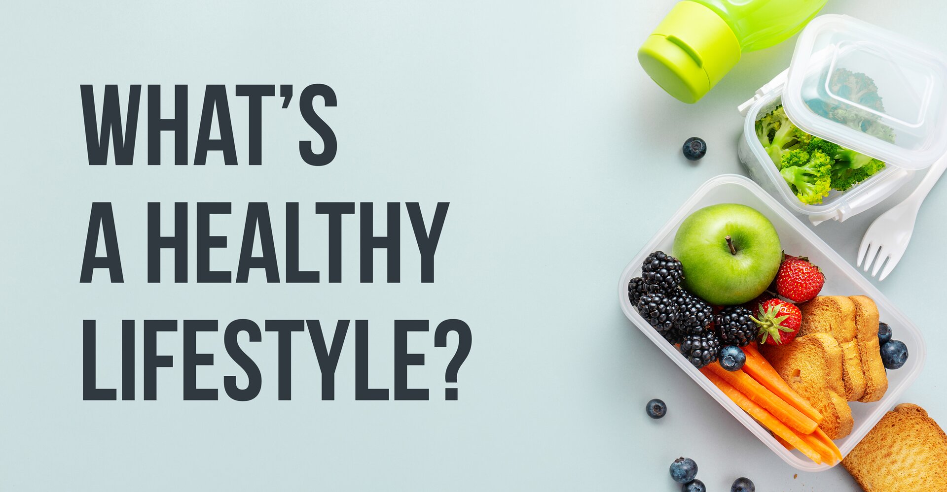 Ilustracja przedstawia plakat, na którym po prawej stronie widoczne jest przeźroczyste pudełko, w którym znajdują się: zielone jabłko, jeżyny, pokrojona w słupki marchew, truskawki, borówki oraz suchary. Jeden suchar oraz kilka jagód leży poza pudełkiem. Powyżej widoczne jest drugie przeźroczyste pudełeczko z uchylonym wieczkiem, w którym widoczne są różyczki zielonego brokuła.  U góry widoczny jest zielony bidon, zaś po prawej stronie widelec. Lewa strona plakatu zawiera napis w języku angielskim: WHAT'S A HEALTHY LIFESTYLE?.