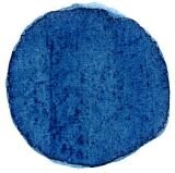 Ilustracja przedstawia próbkę koloru indygo uzyskanego naturalnie. Na ilustracji znajduje się plama w kształcie koła, w kolorze ciemnoniebieskim z odcieniem fioletu.