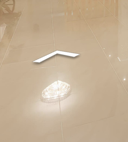 Widok ikony strzałki. Na podłodze widoczna jest biały grot strzałki.