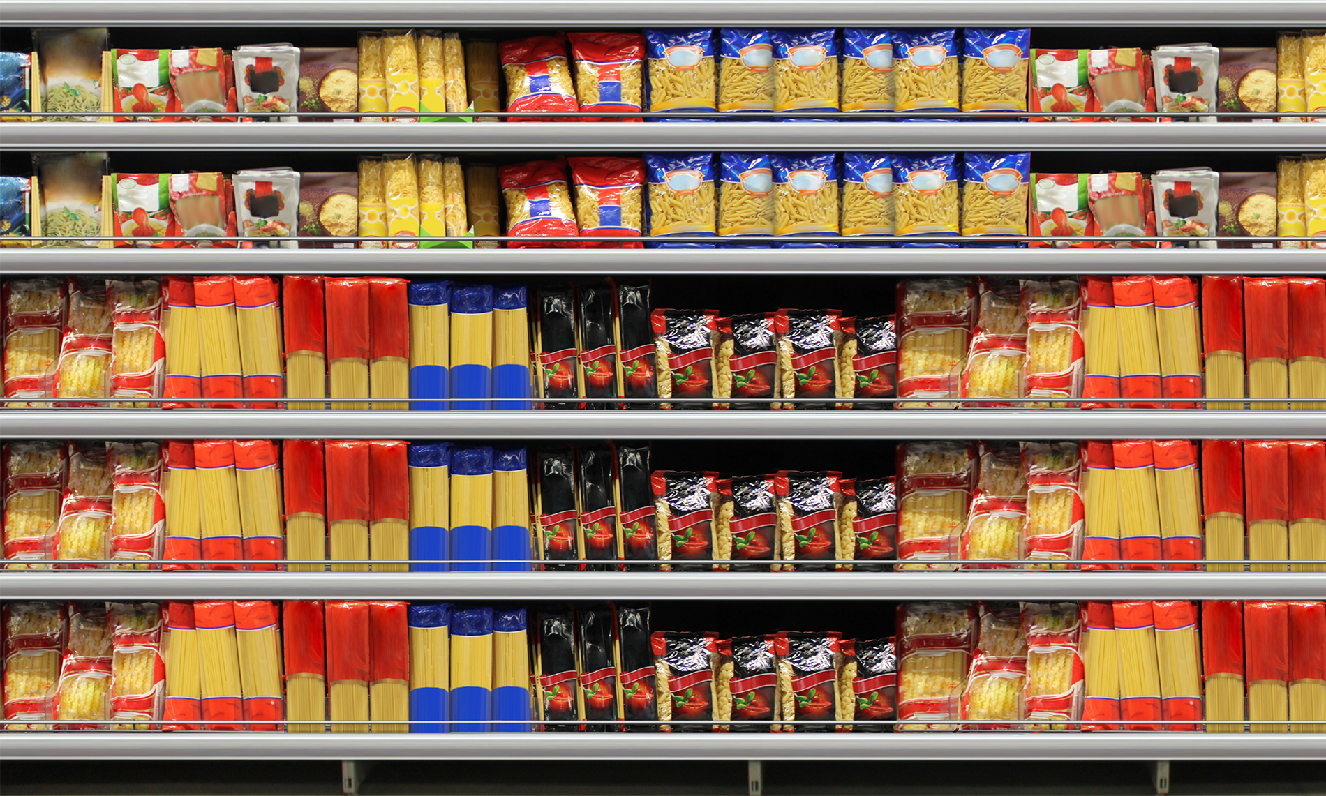 Zdjęcie przedstawia regał sklepowy z pięcioma półkami, na których umieszczone są makarony różnych firm oraz o różnych kształtach: makaron spaghetti, makaron świderki, makaron nitki itp.