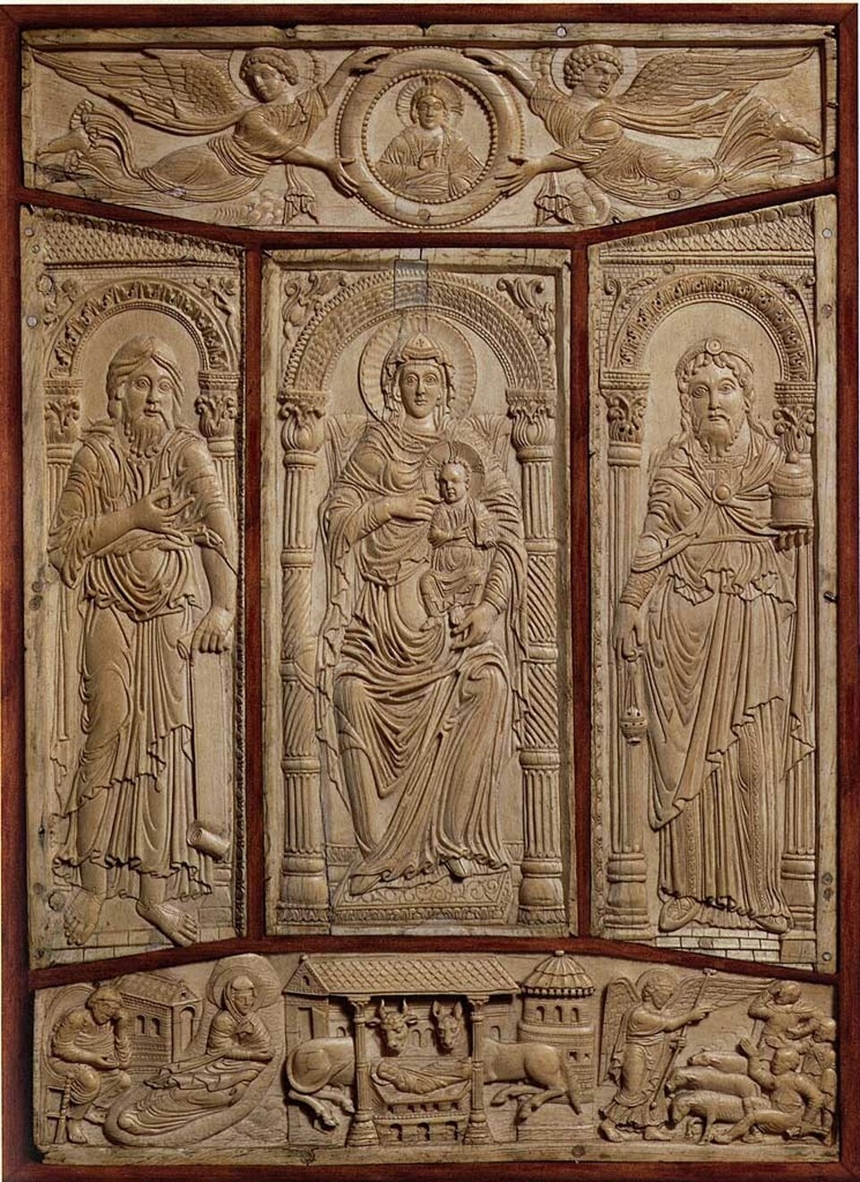 Ilustracja przedstawia okładkę Ewangeliarza z Lorsch. Okładka została wykonana z kości słoniowej i przedstawia scenę z Ewangelii. Okładka jest w kolorach brązowo‑beżowych.